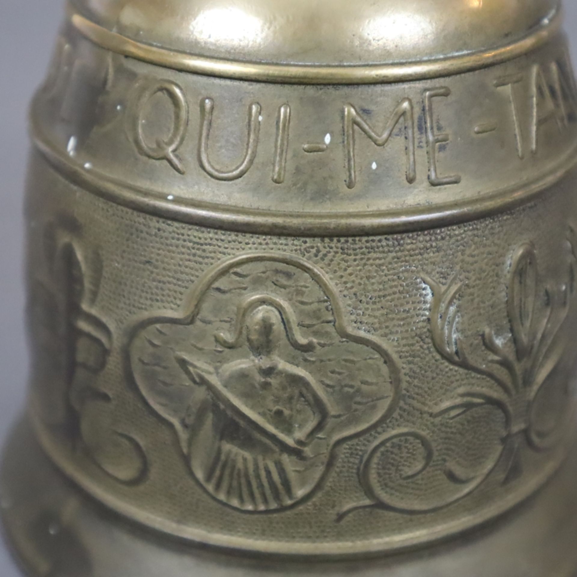 Große Glocke - Messing, umlaufender Reliefdekor mit Inschrift in Latein 'Qui me tangit, vocem meam - Image 5 of 7