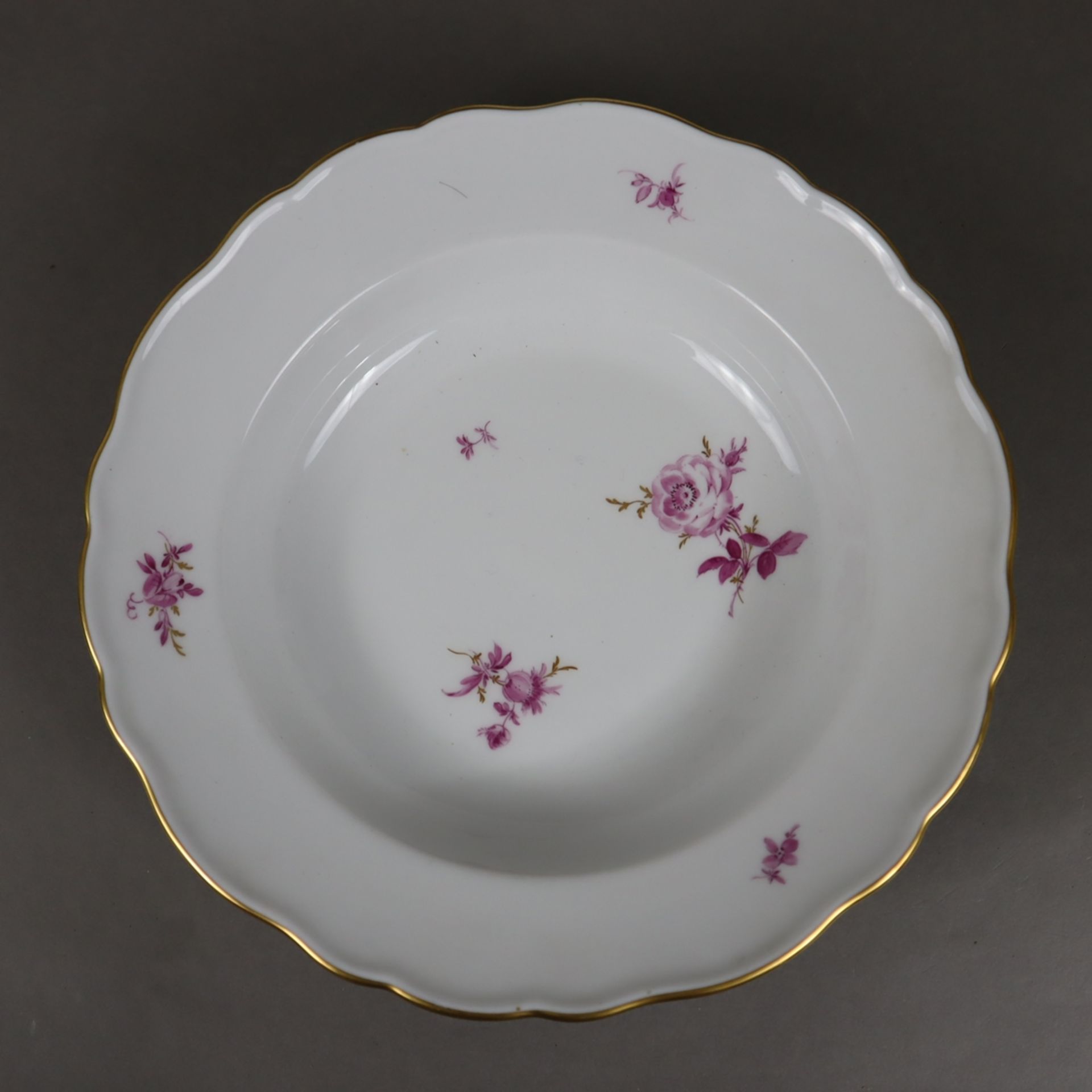 Fünf Suppenteller - Meissen, Form "Neuer Ausschnitt", Porzellan, purpurrote Blumenmalerei mit Golda - Image 2 of 6