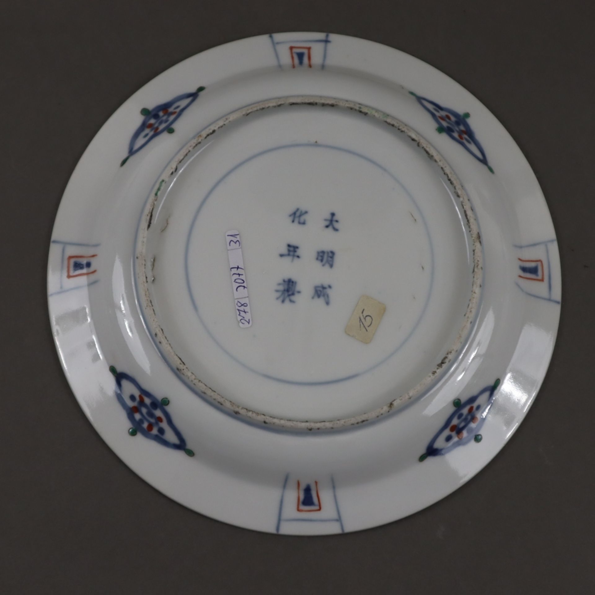 Drachenteller - China, runde Form dekoriert in Unter- und Aufglasur mit Drachenpaar in Wolken, Flam - Bild 7 aus 8