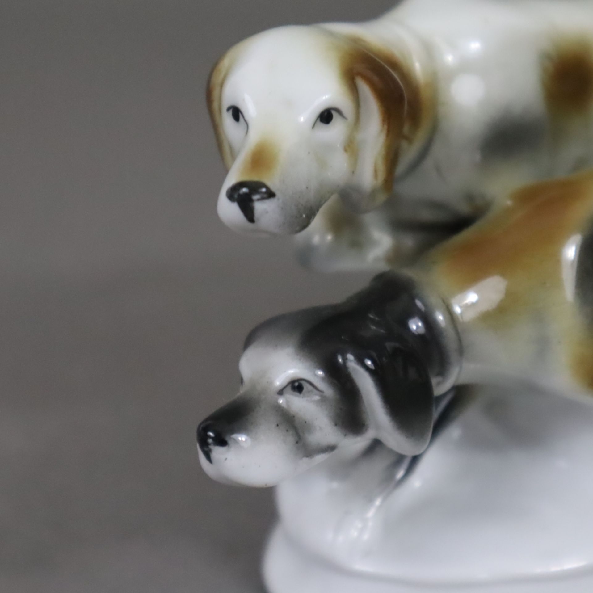 Zwei Hunde-Figurengruppen - Carl Scheidig, Gräfenthal, Porzellan, farbig bemalt, 1x Paar Schäferhun - Image 6 of 9
