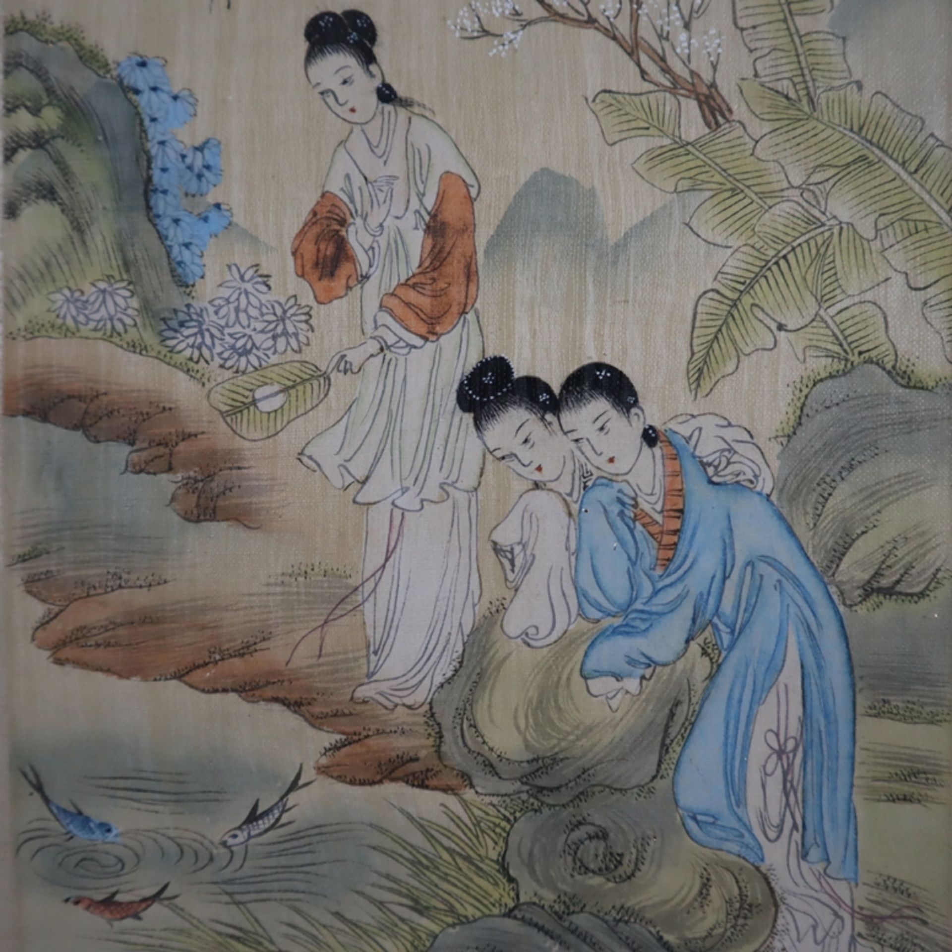 Zwei Seidenmalereien - China, jeweils drei junge Damen am Fischteich bzw. beim Musizieren, Tusche u - Bild 6 aus 9