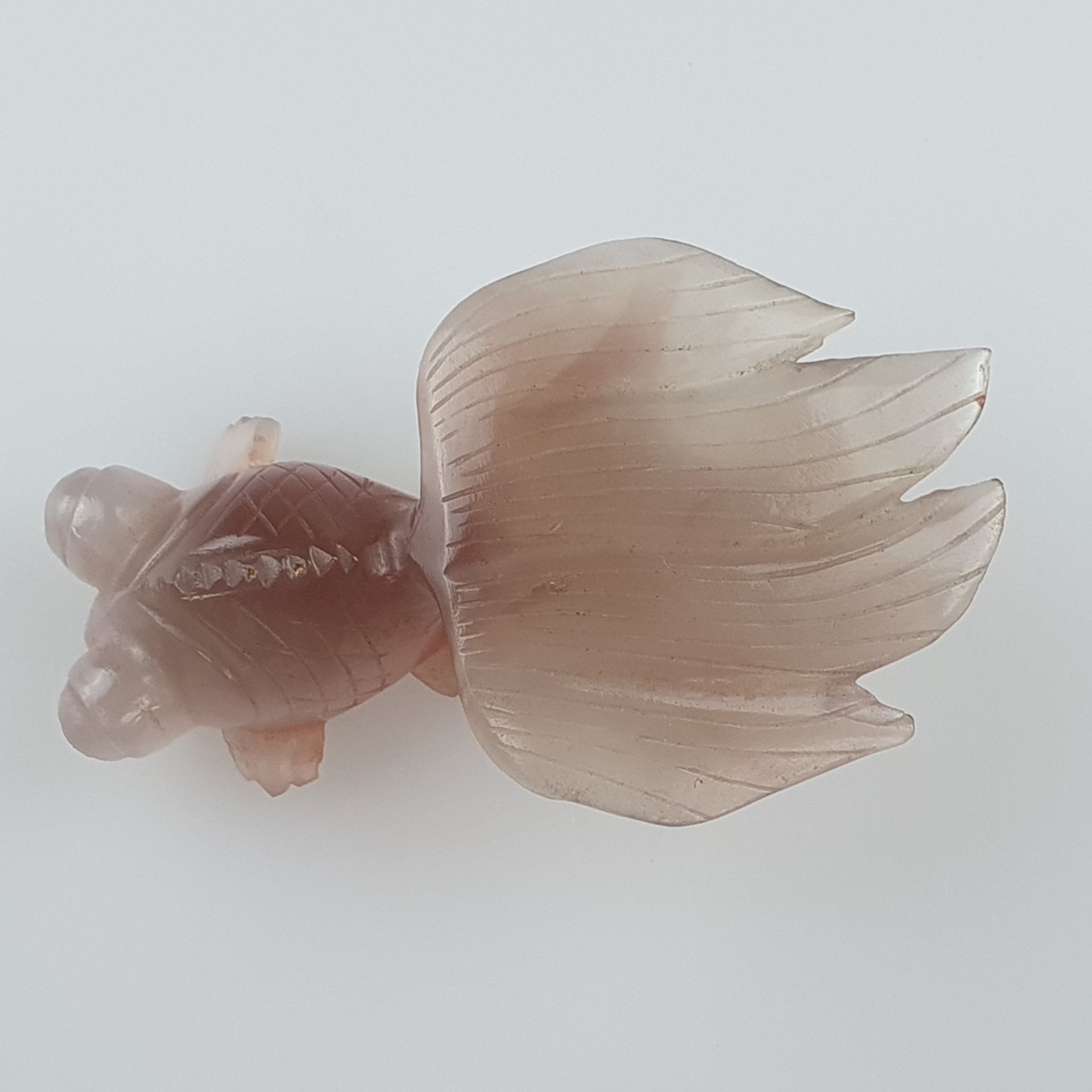 Chinesische Achat-Schnitzerei ¨Goldfisch“ (Schleierschwanz) - heller Stein mit leicht violetten Ein - Bild 6 aus 7