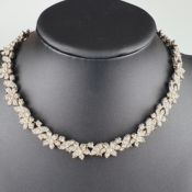 Florales Vintage-Collier - Weißbronze, farbloser Kristallbesatz in Diamantoptik, bewegliche filigra