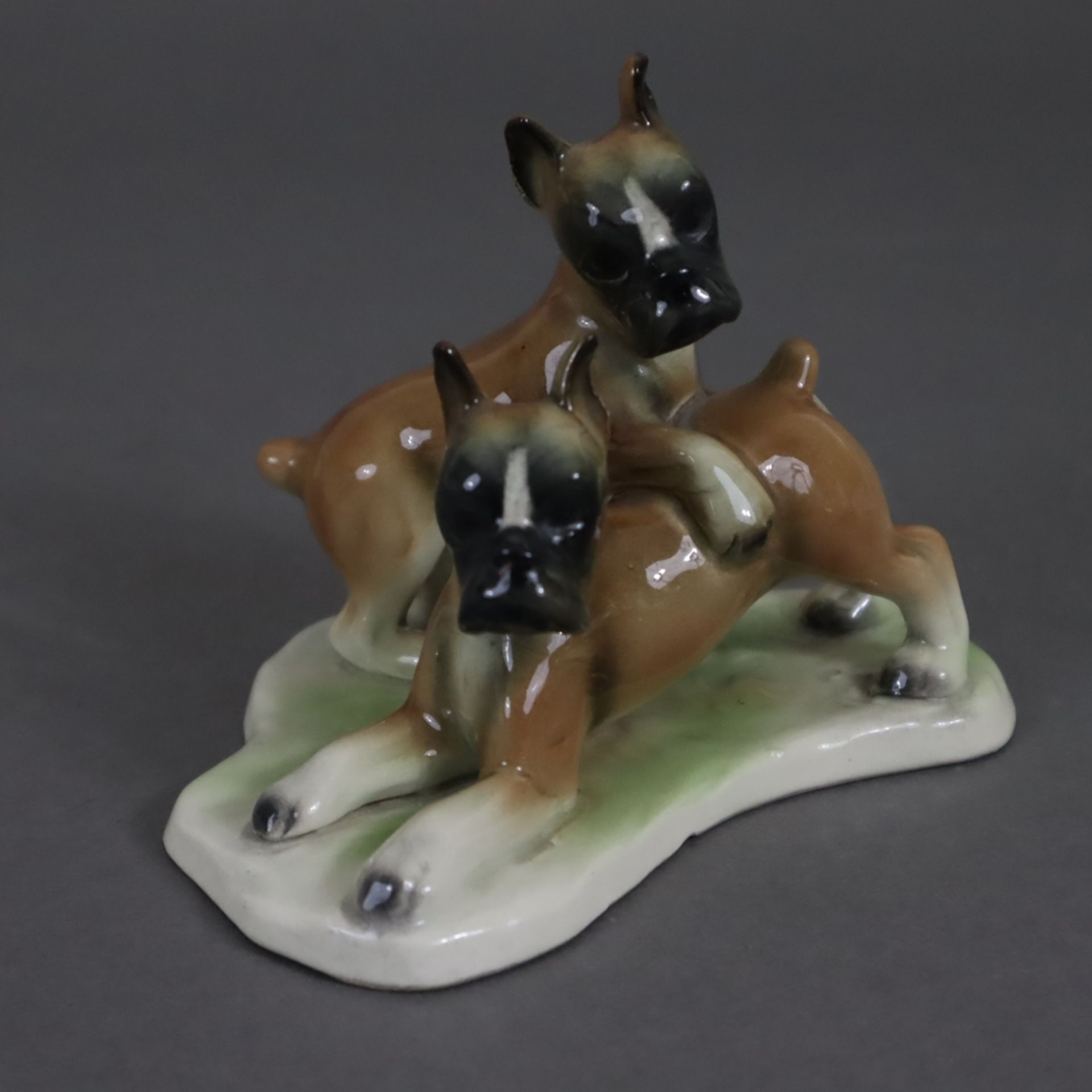 Paar spielende Bulldoggen - Cortendorf, 20.Jh., Keramik, polychrom bemalt, Modellnr. 2457, Boden mi