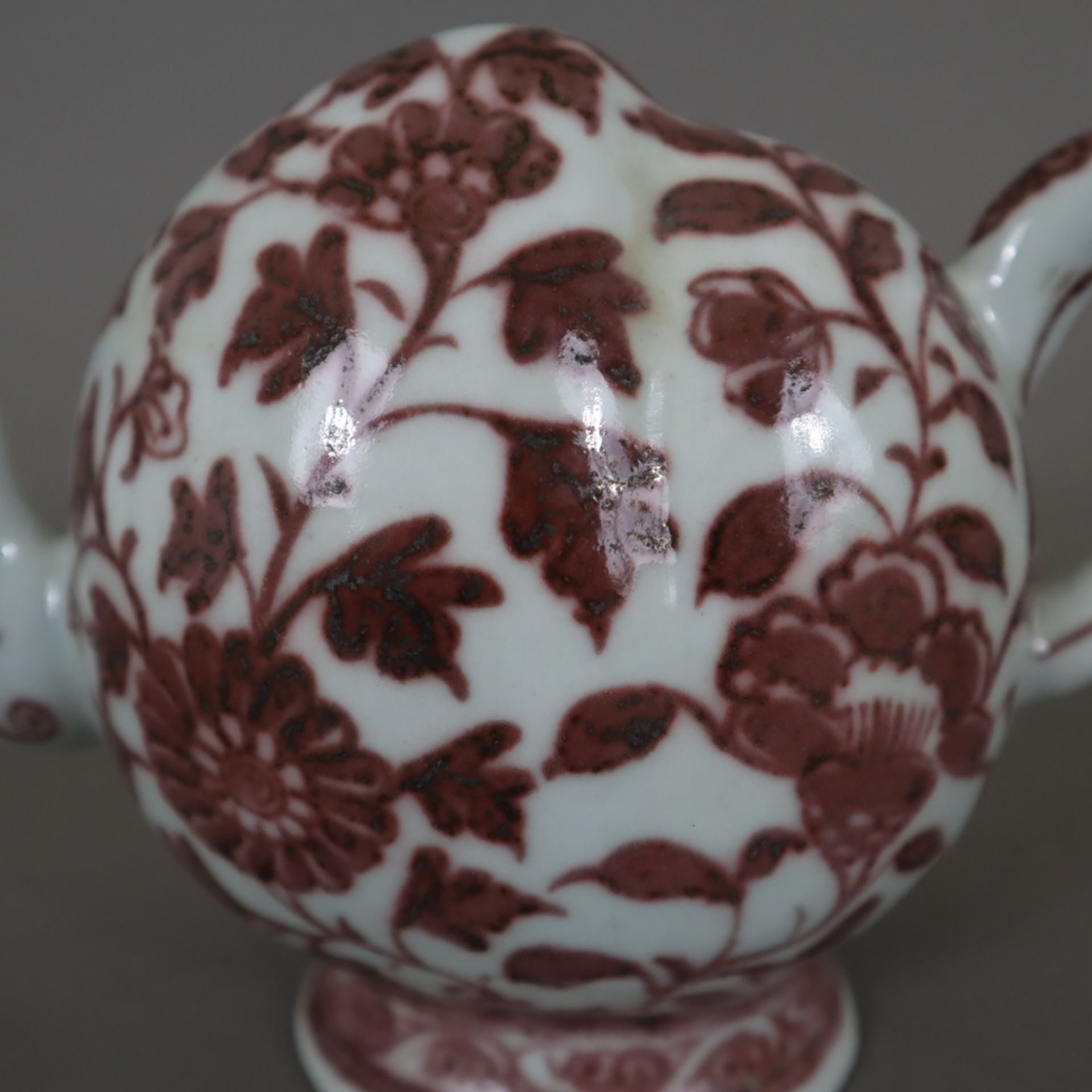 Cadogan-Zierkanne - Porzellan, Pfirsichform mit floralem Dekor in Unterglasurrot, H. ca. 14,5 cm, C - Bild 4 aus 8