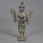 Vierarmige Gottheit - Indien, älter, wohl stehender Vishnu mit Attributen (u.a. Chakra, Bogen), Bro