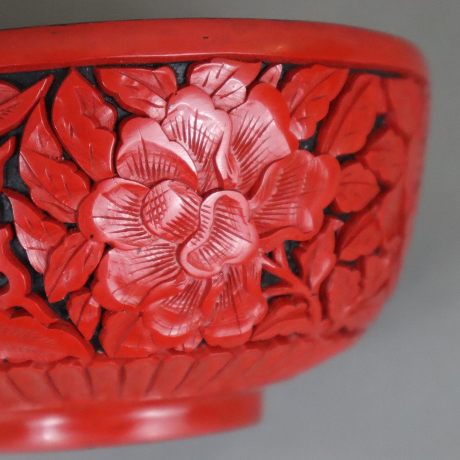 Lackschale - China 20.Jh., runde Form auf schmalem Standring, außen Rotlack mit Päonienblüten, Loto - Bild 3 aus 5