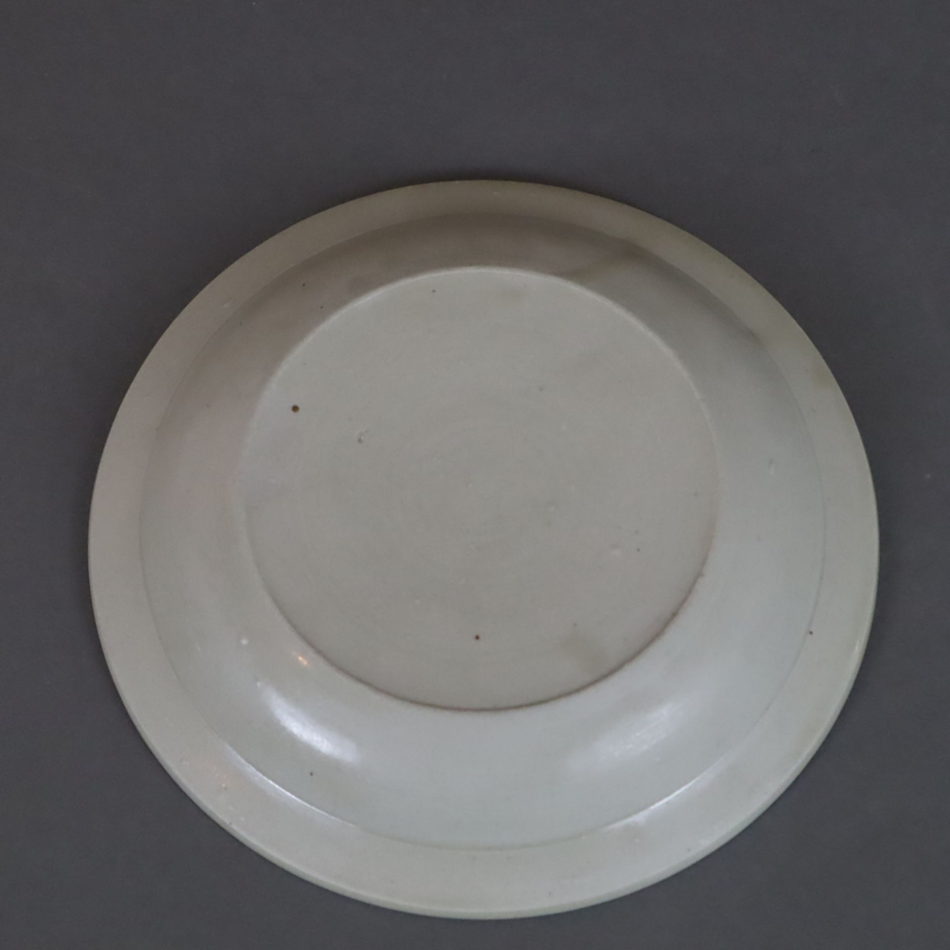 Flache Schale - China, Steinzeug, runde Form ohne Standring, allseits gräuliche Glasur, im Inneren  - Bild 7 aus 8