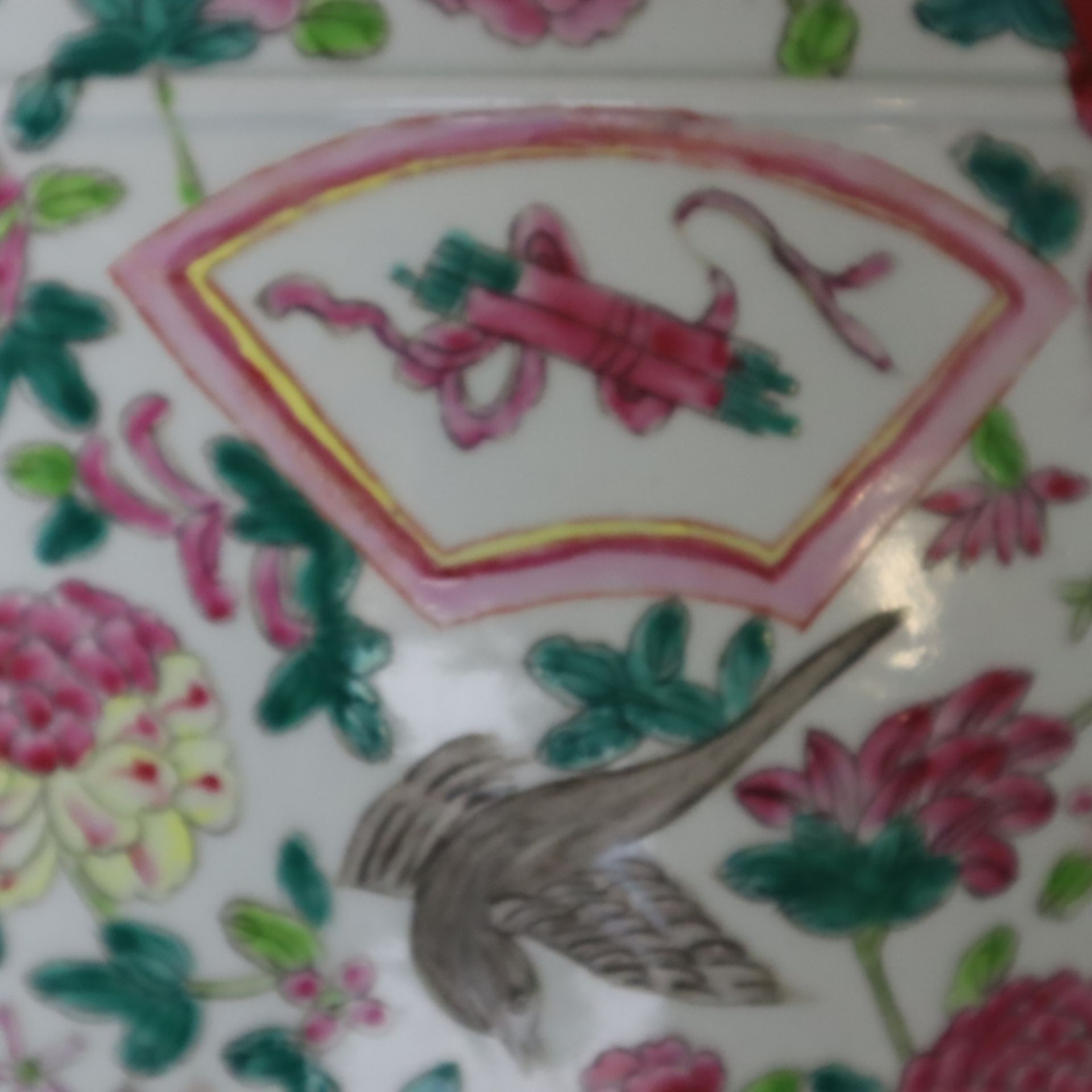 Fishbowl - China, 20.Jh., Porzellan, außen polychrom bemalt in Emailfarben der Famille Rose, in Res - Bild 8 aus 12