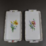 Zwei Kuchenplatten - Meissen, 20. Jh., Porzellan, rechteckige Form mit zwei glatten Handhaben, poly