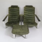 Zwei Sessel "Pulkka" mit einem Fußhocker - Entwurf von Ilmari Lappalainen (1918-2006) für Asko um 1