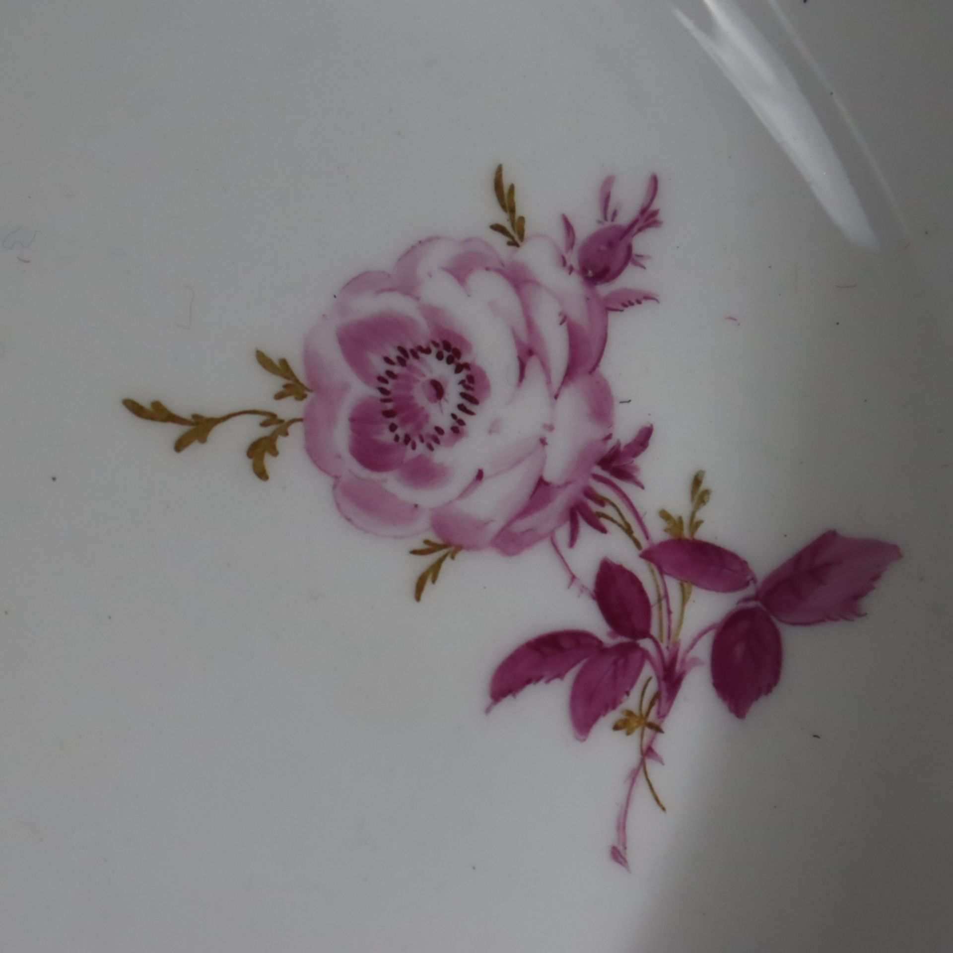 Fünf Suppenteller - Meissen, Form "Neuer Ausschnitt", Porzellan, purpurrote Blumenmalerei mit Golda - Bild 4 aus 6