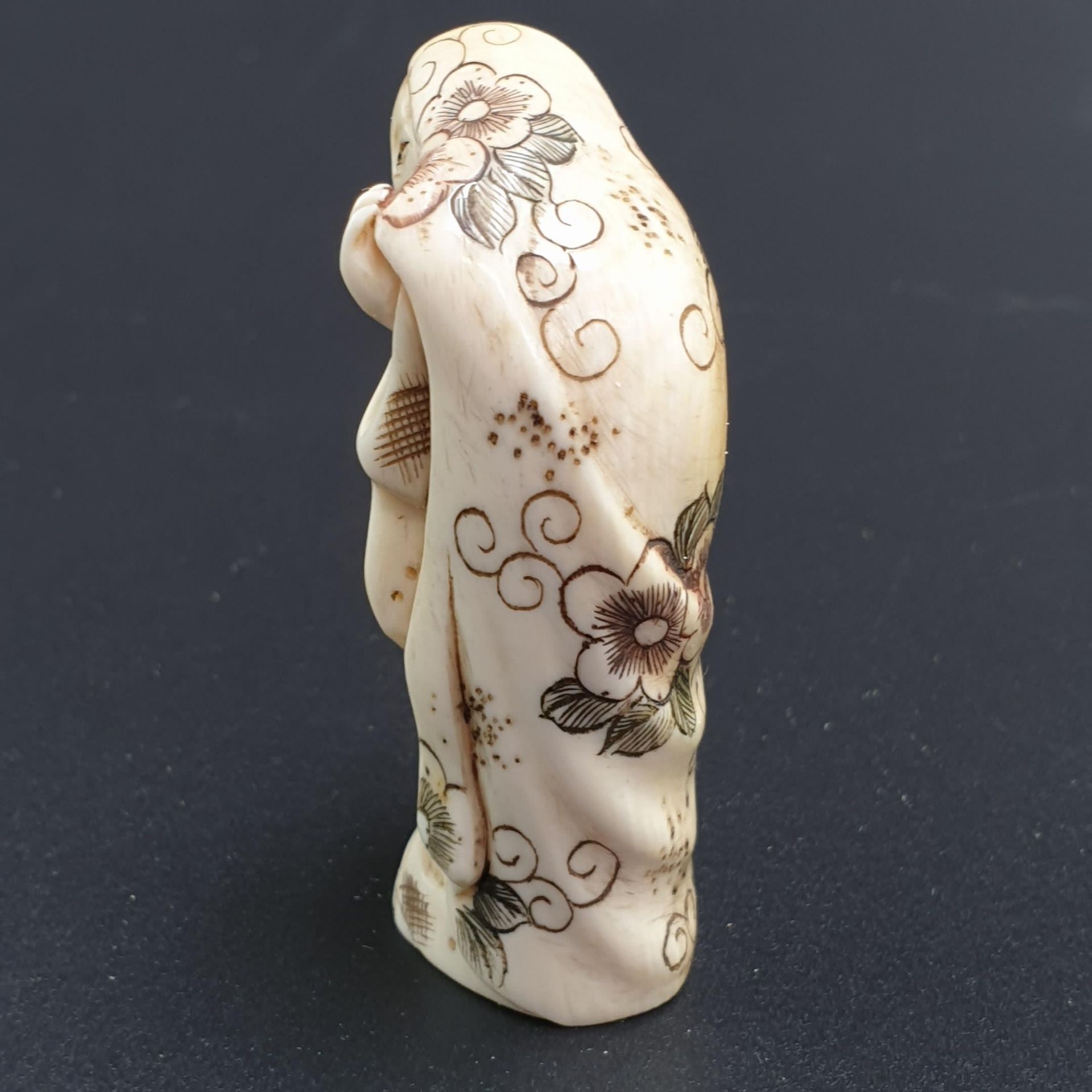 Netsuke - Japan, Taishô-Zeit, Elfenbein geschnitzt, graviert und partiell eingefärbt, Katabori, Dam - Bild 3 aus 6