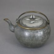 Teekanne - China, schwere Metallkanne, rundliche Form mit zentralem Doppelhenkel aus Messing, Decke
