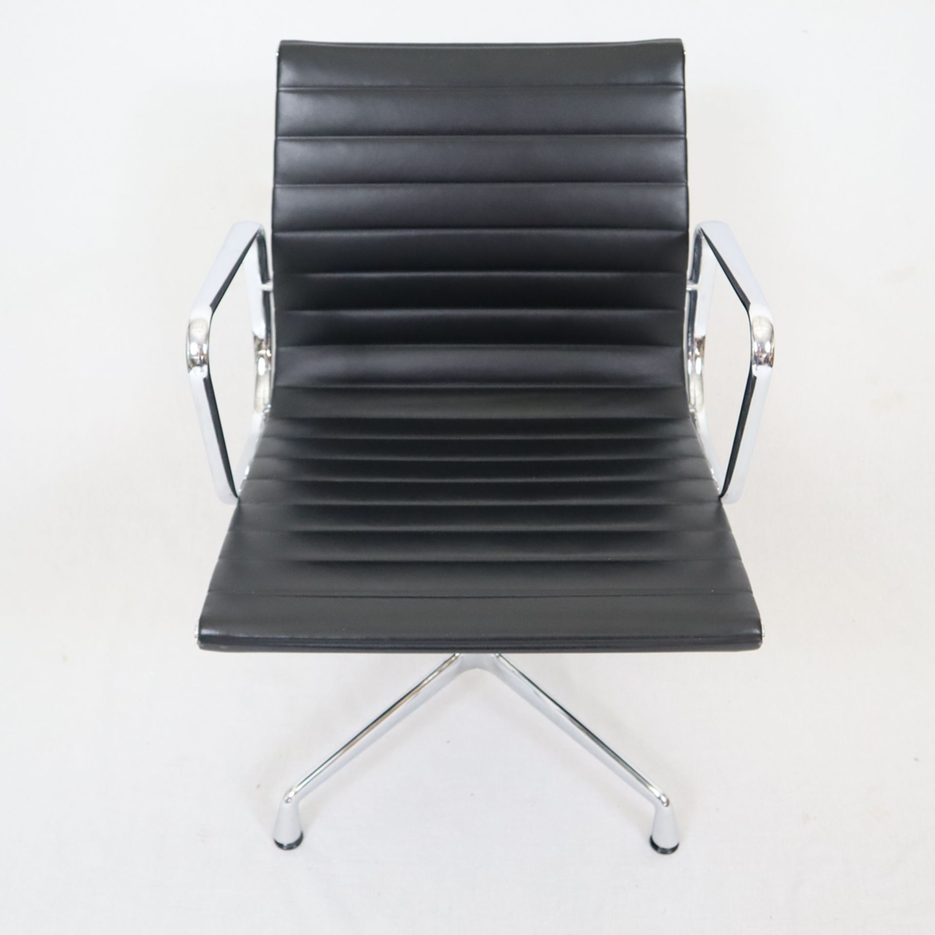 Paar Bürostühle - Entwurf: Charles Eames (1958), Ausführung: Vitra, Modell EA-108 aus der Serie 'Al - Image 2 of 12