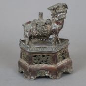 Altarfigur in Form eines Fo-Hundes - Metallguss ehemals polychrom staffiert, vollrunde dekorierte F