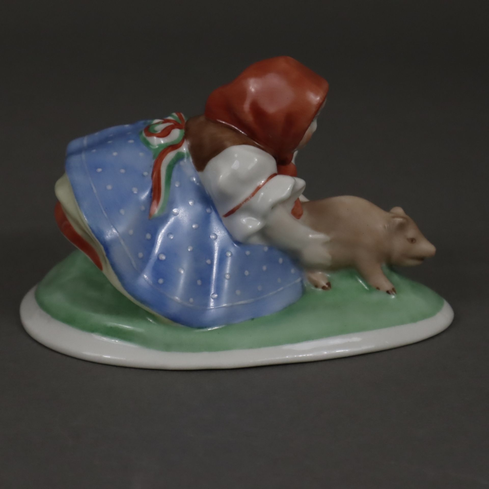 Porzellanfigur "Mädchen mit Glücksschwein" - Herend, Ungarn, um 1940, Porzellan, polychrom bemalt,  - Bild 2 aus 6