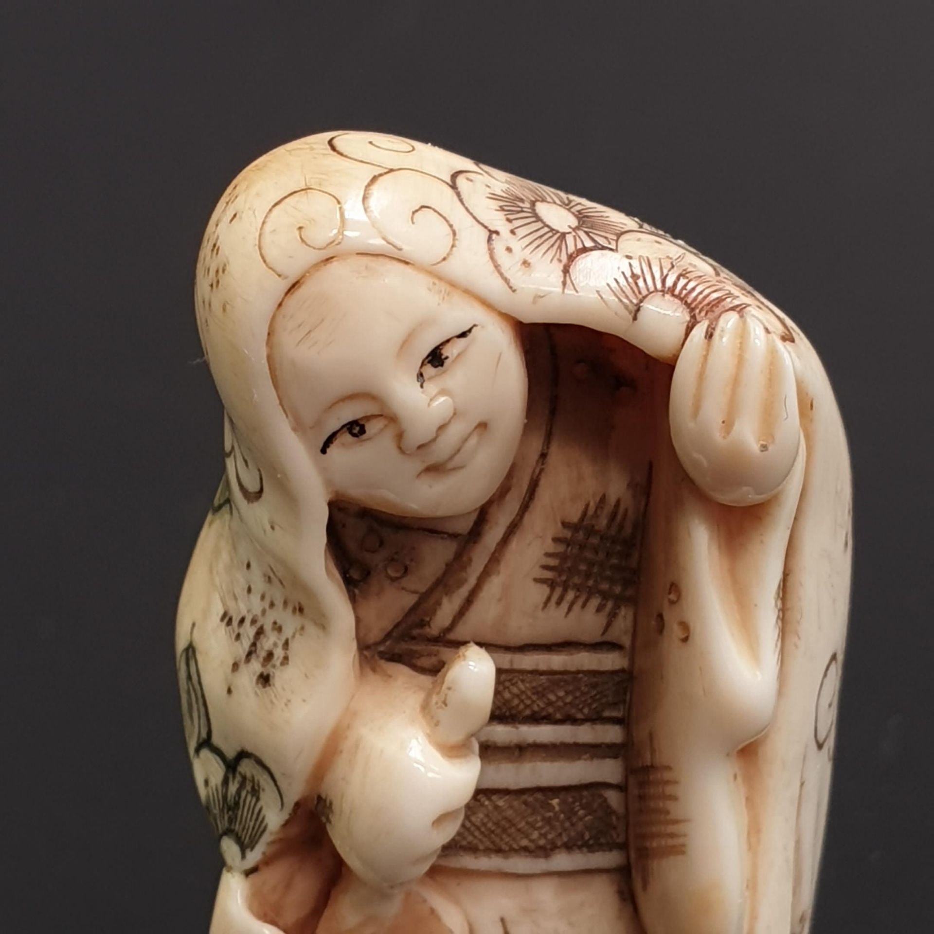 Netsuke - Japan, Taishô-Zeit, Elfenbein geschnitzt, graviert und partiell eingefärbt, Katabori, Dam - Bild 2 aus 6