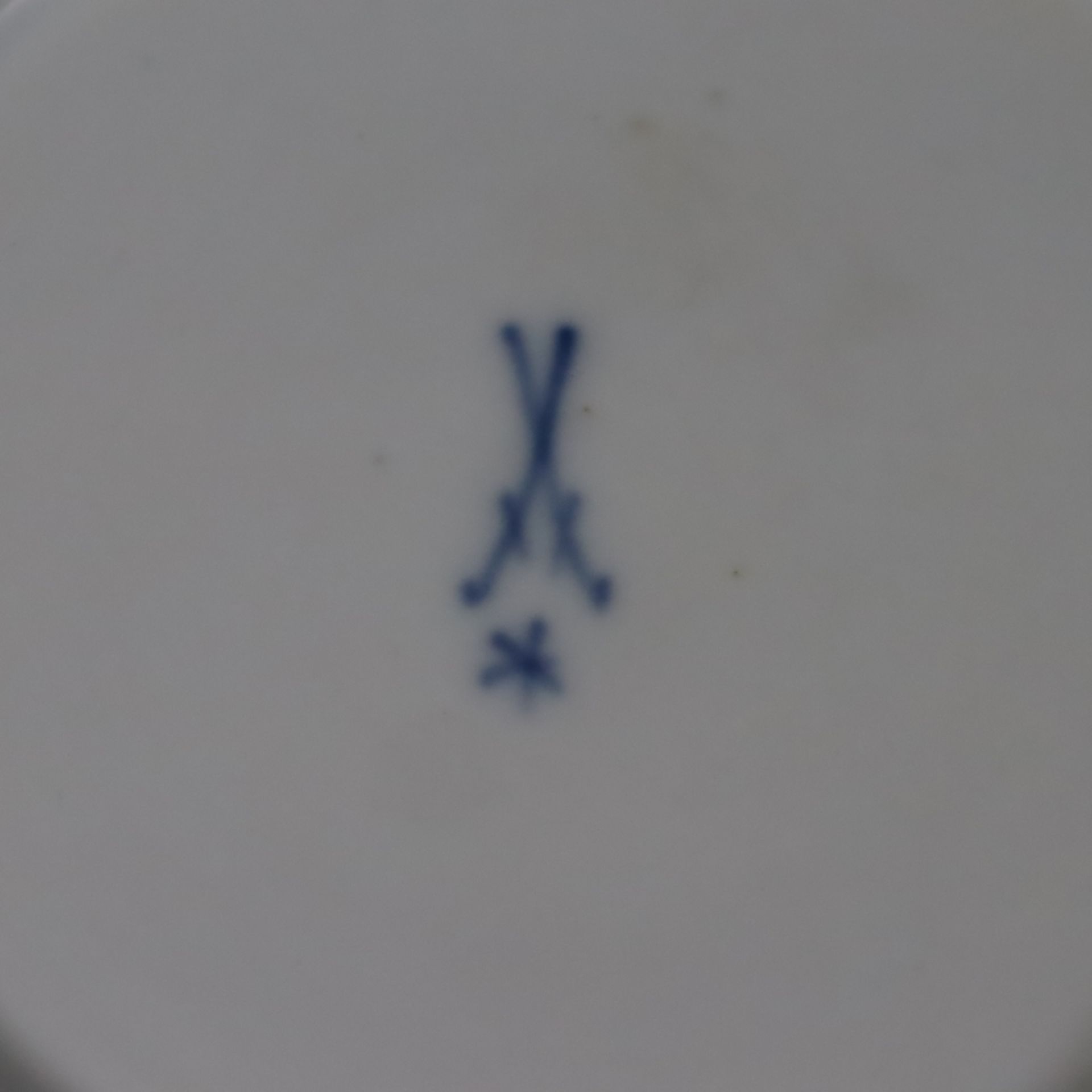 Teetasse mit Untertasse - Meissen, 18./19.Jh., Porzellan, polychrome Blumenmalerei, ockerfarbene Rä - Image 8 of 8