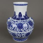 Vase im Ming-Stil - China, gefußte bauchige Form mit leicht ausgestellter Halspartie, umlaufender k