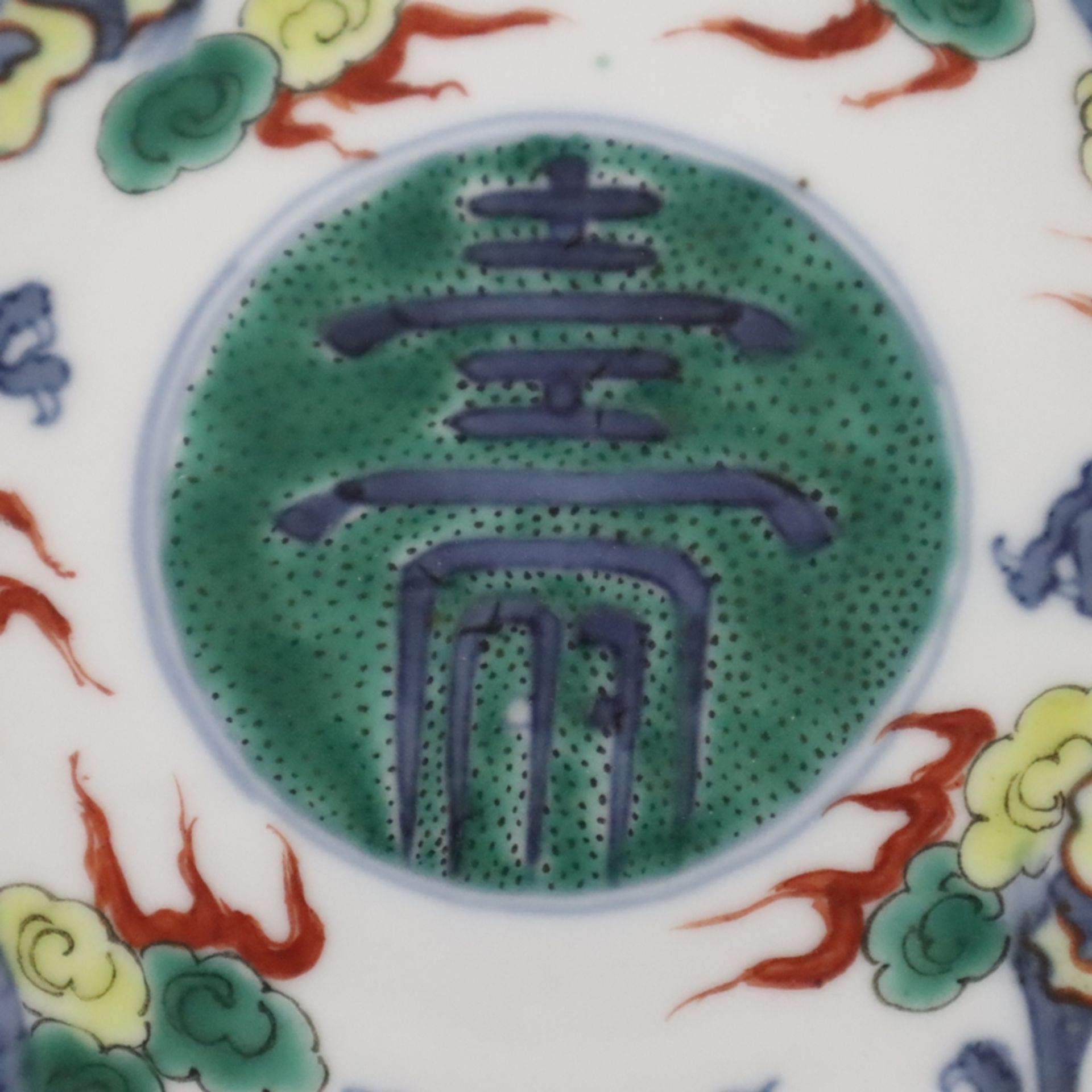 Drachenteller - China, runde Form dekoriert in Unter- und Aufglasur mit Drachenpaar in Wolken, Flam - Bild 2 aus 8