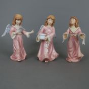 Drei Weihnachtsengel - Kaiserporzellan, polychrom und gold bemalt, Dekor "Antik-rosé", dabei Engel 