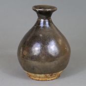 Vase im Song-Stil - China, tropfenförmig auf Standring, ausgestellter Rand, monochrome braune Glasu