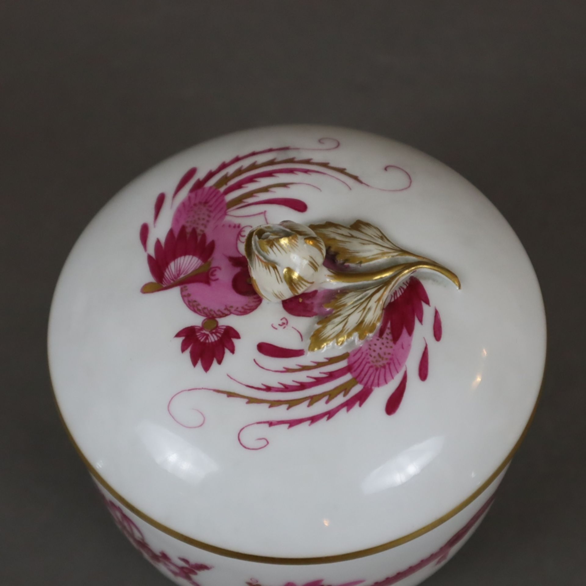 Deckeldose - Meissen, 1850-1924, Porzellan, Dekor "Hofdrache" in Purpurrot, Goldstaffage, runde For - Image 2 of 8