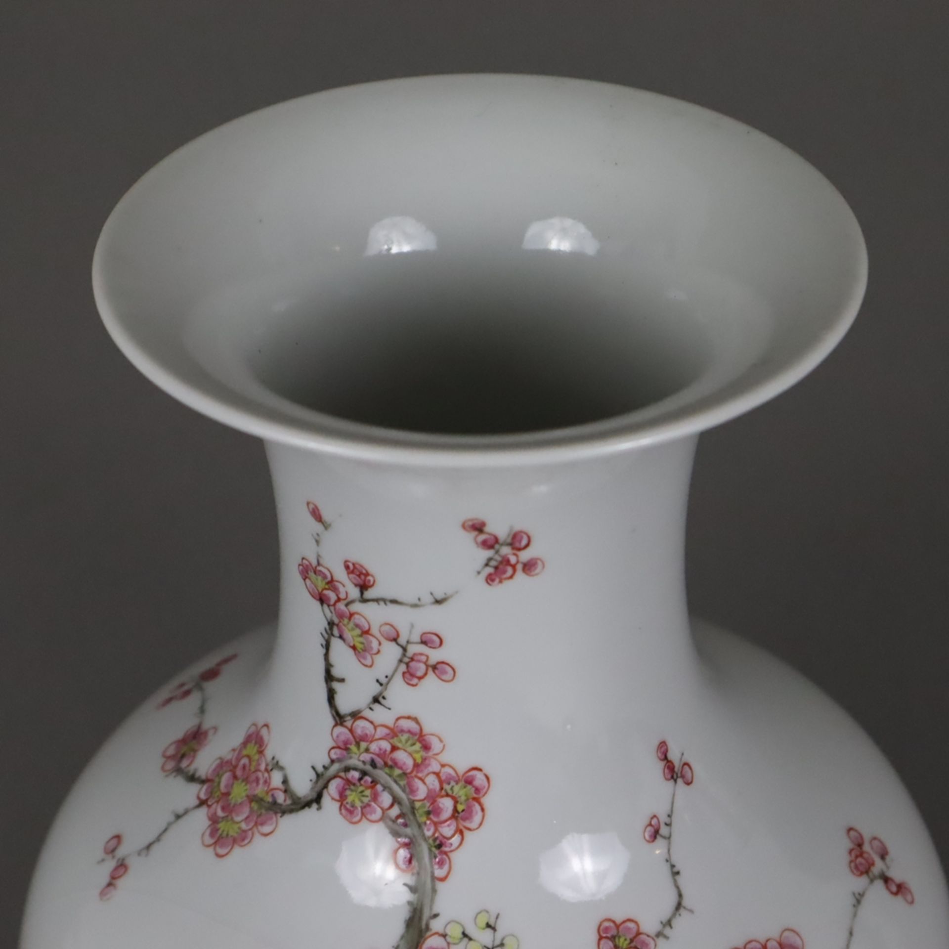 Famille rose-Balustervase - China, Porzellan, schauseitig fein bemalt mit blühenden Pflanzen am Zie - Bild 2 aus 11