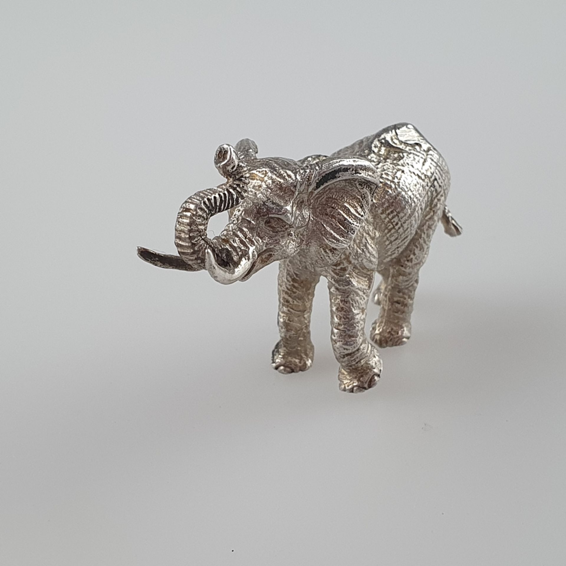 Silberfigur Elefant - Silber geprüft, fein ziseliert, naturalistische Miniaturdarstellung eines sch - Image 2 of 8