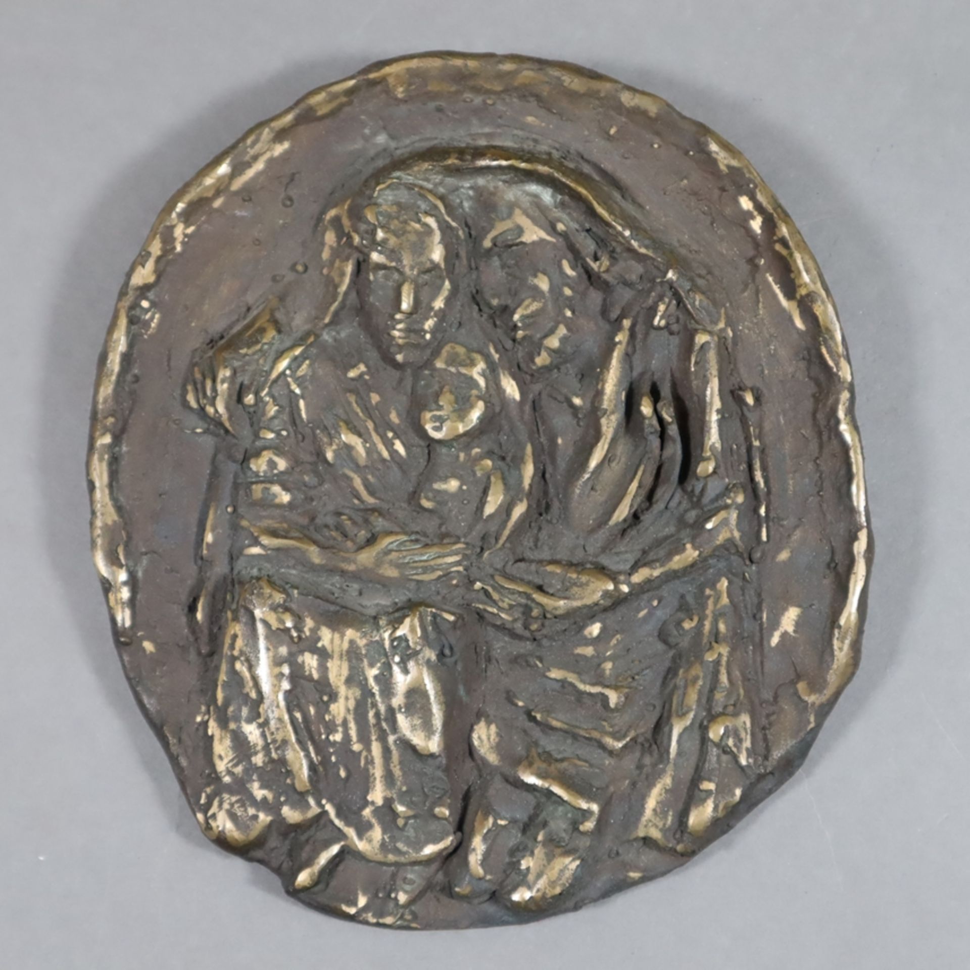 Ovales Bronzerelief -20.Jh.- dunkel patiniert, mit Darstellung der Hl. Familie, ca.15,7 x 14 cm, Ge