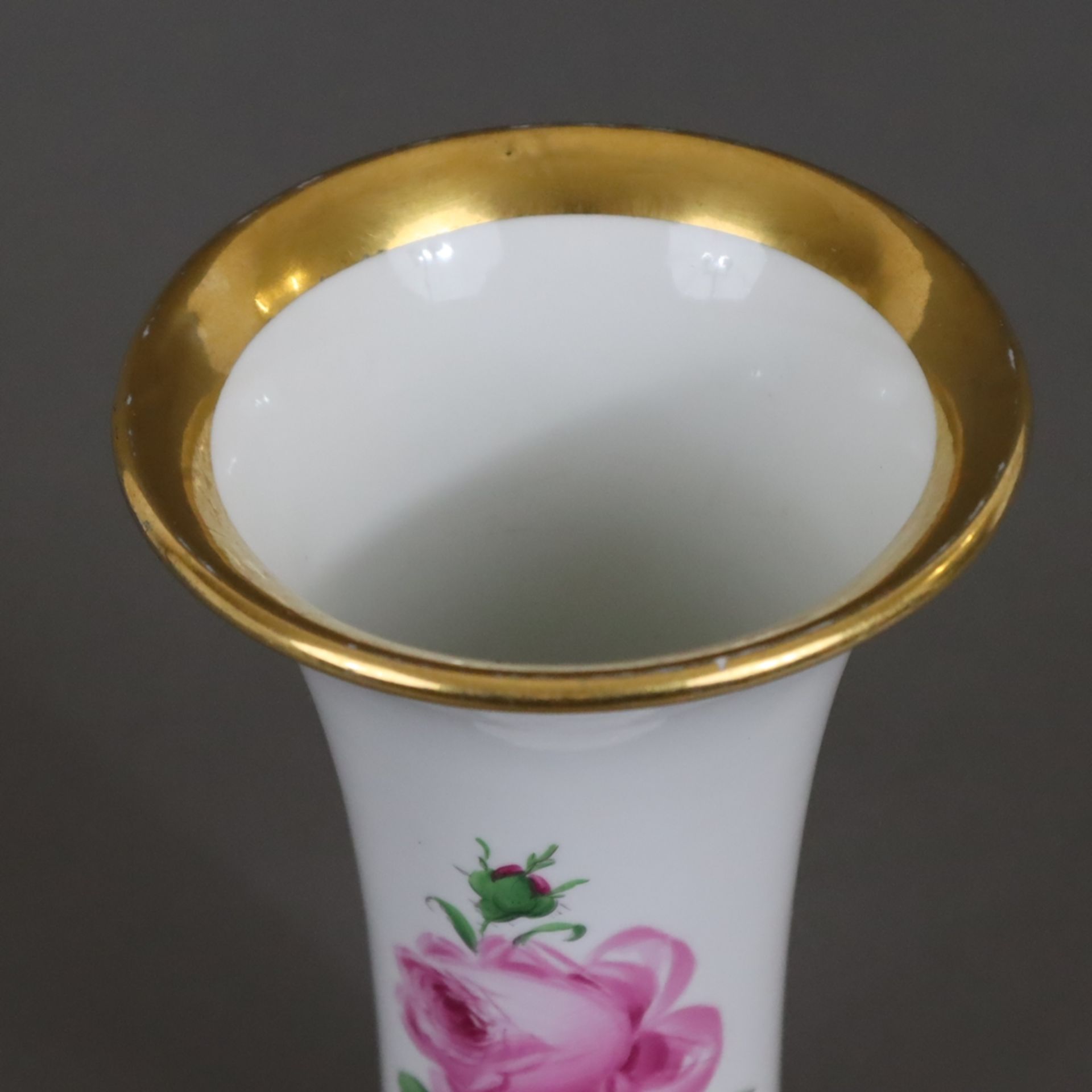 Vase - Meissen, Pfeifferzeit (1924-1934), Dekor "Rote Rose", Keulenform, Porzellan, polychrome flor - Bild 2 aus 7