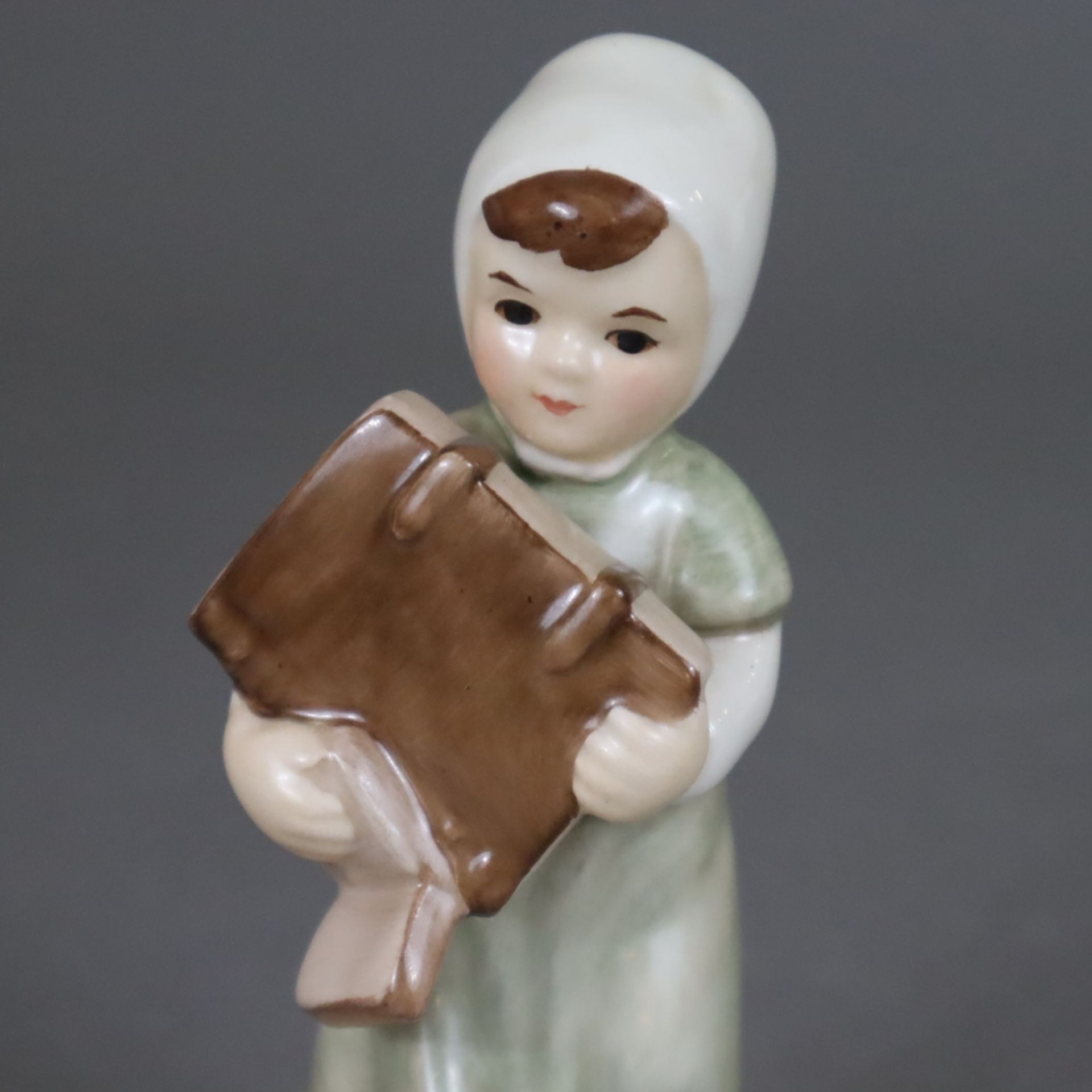 Drei Kinderfiguren - Goebel, Keramik, polychrom gefasst, 1x Mädchen mit Büchern, Mod.Nr. 10 752 11, - Bild 6 aus 8