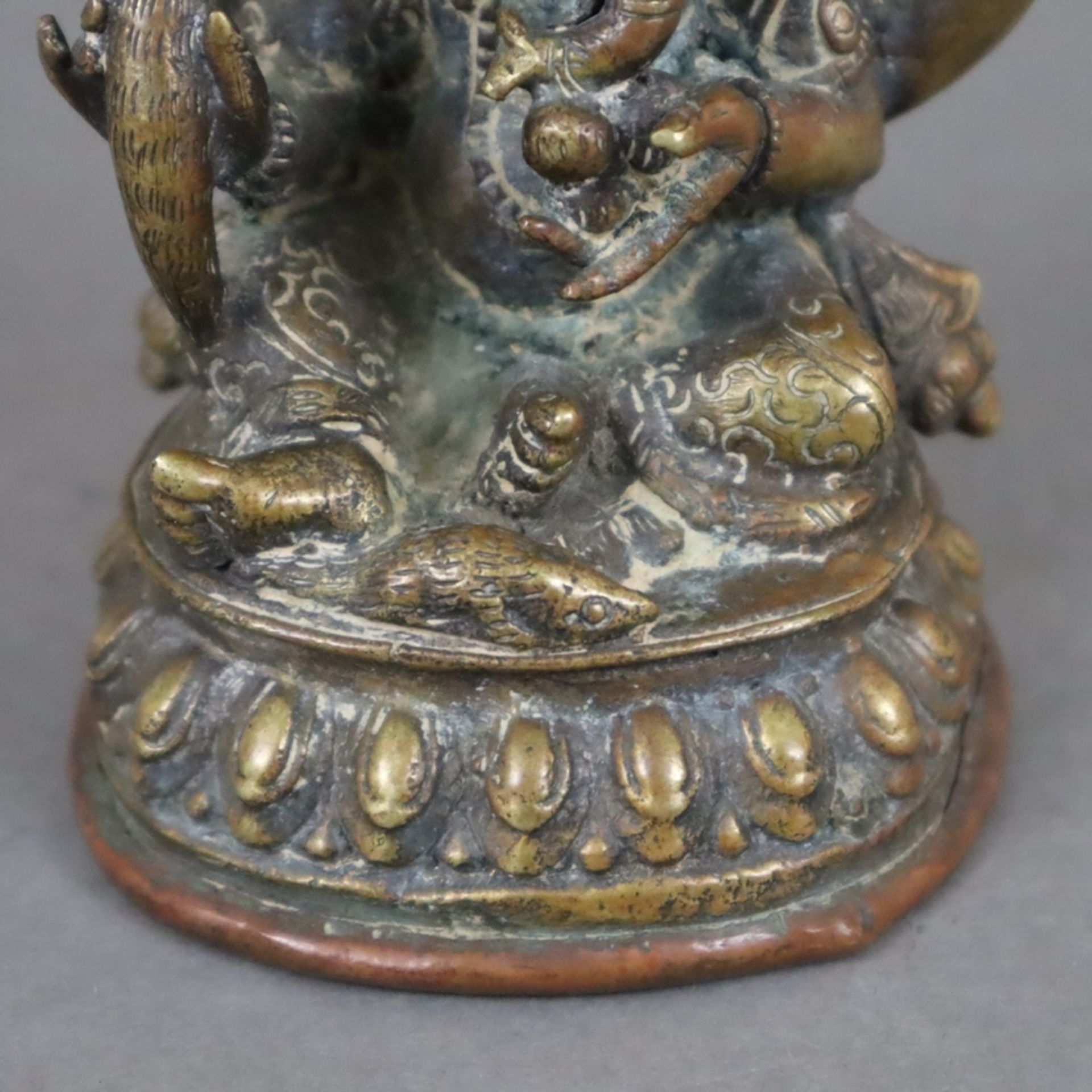 Ganesha - Nepal, Gelbbronze, in sitzender Haltung auf Lotospodest, Ratte zu seinen Füßen, vierarmig - Bild 8 aus 10
