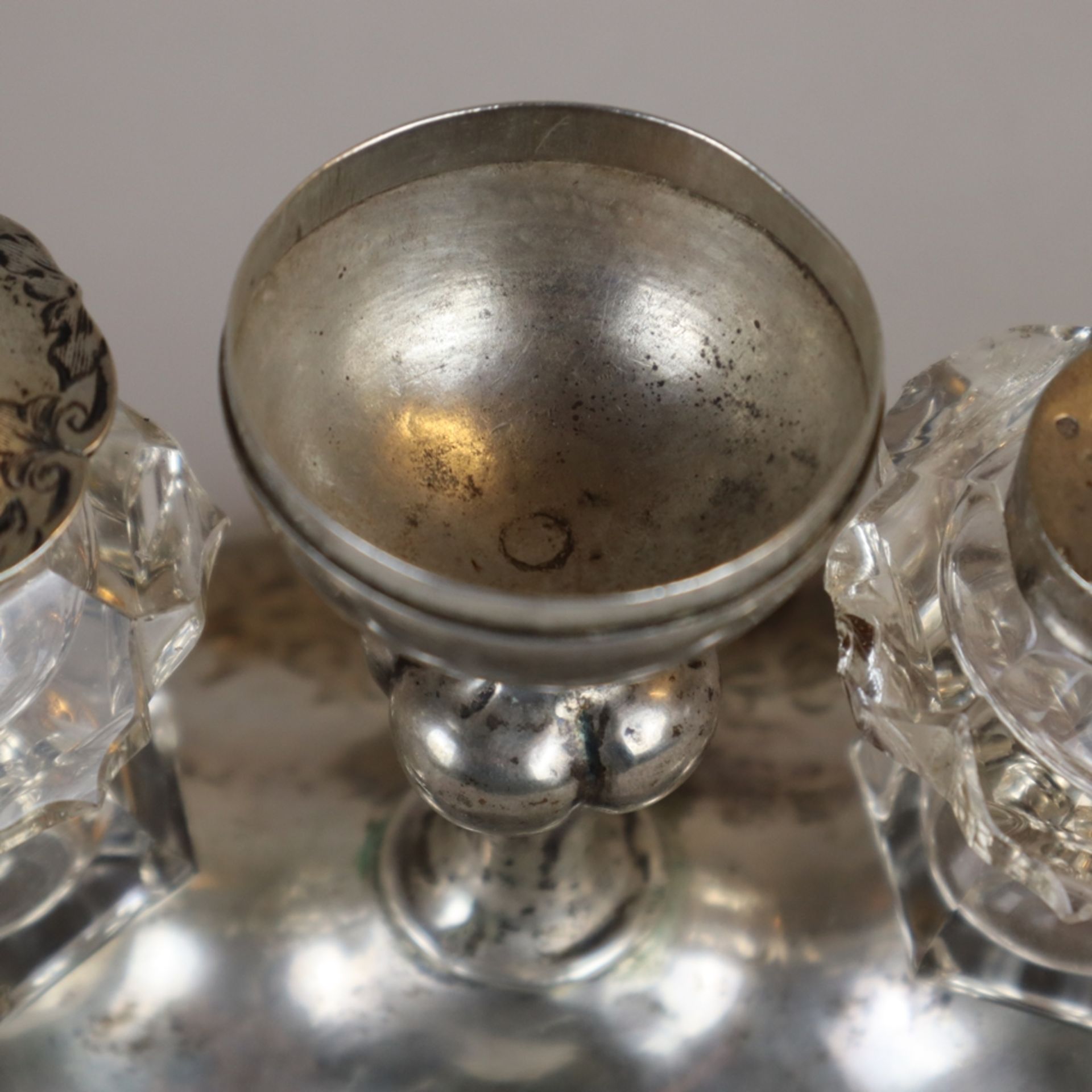 Hawdala-Set/Judaica - 3-teilig, Silbergarnitur mittig mit fest montiertem Fußbecher,über ovalem ge - Image 5 of 12