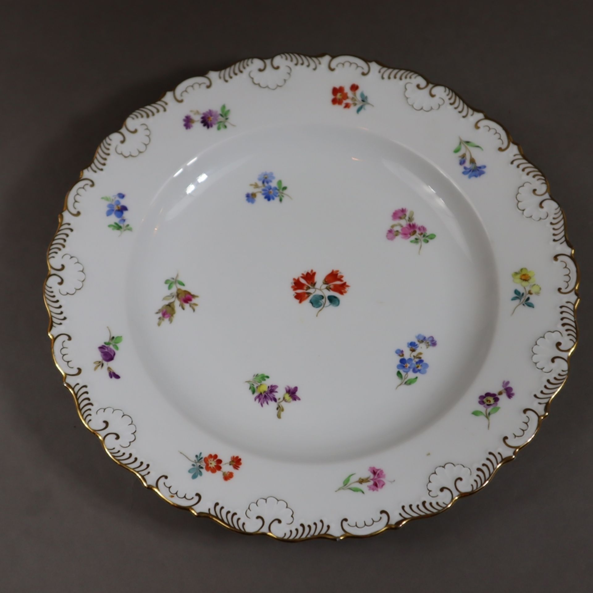 Teller - Meissen, Pfeifferzeit, Porzellan, leicht gemuldete Form, polychrome Streublumenmalerei, Go