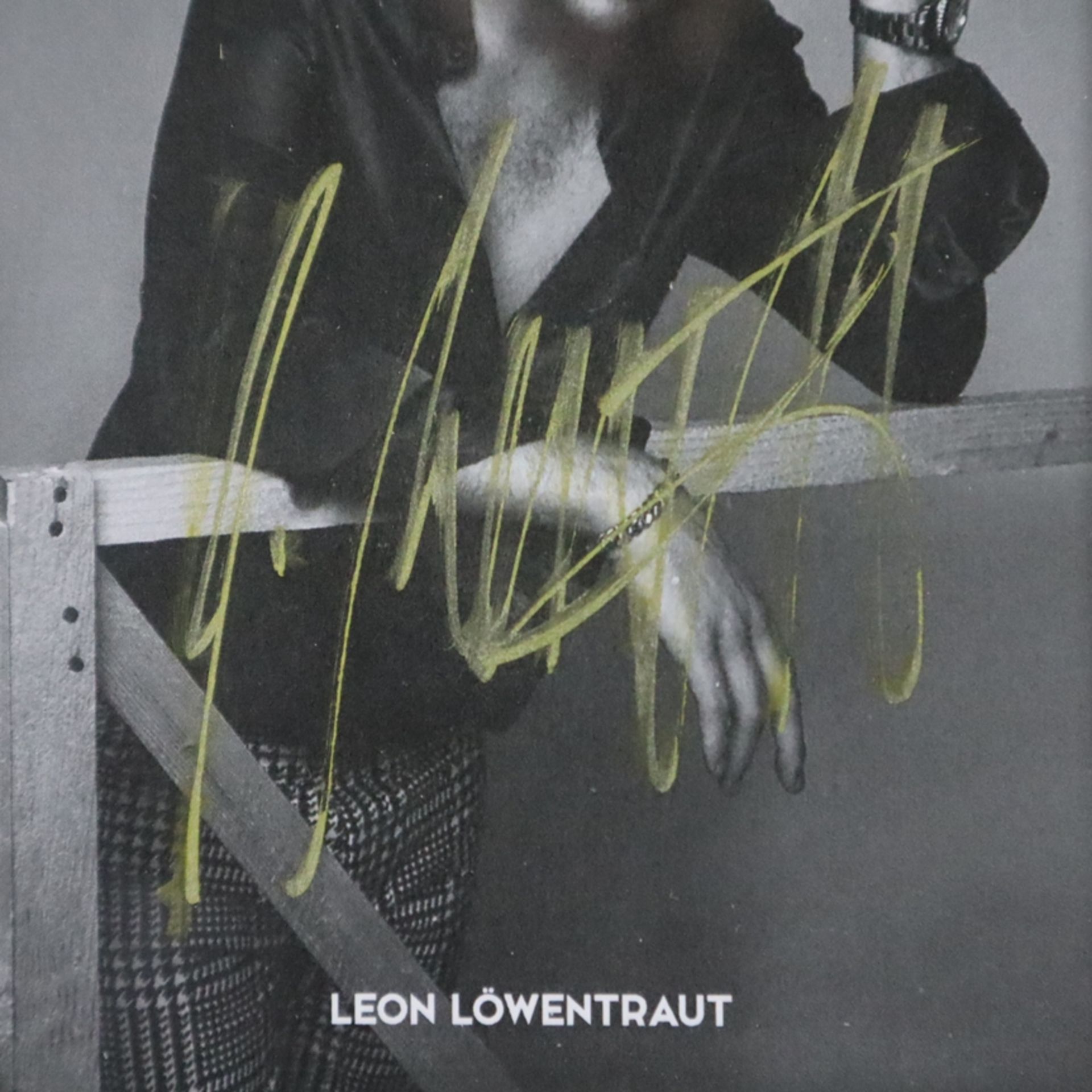 Löwentraut, Leon (*1998 Kaiserslautern) - Ohne Titel, handsignierte Autogrammkarte, - Image 3 of 4
