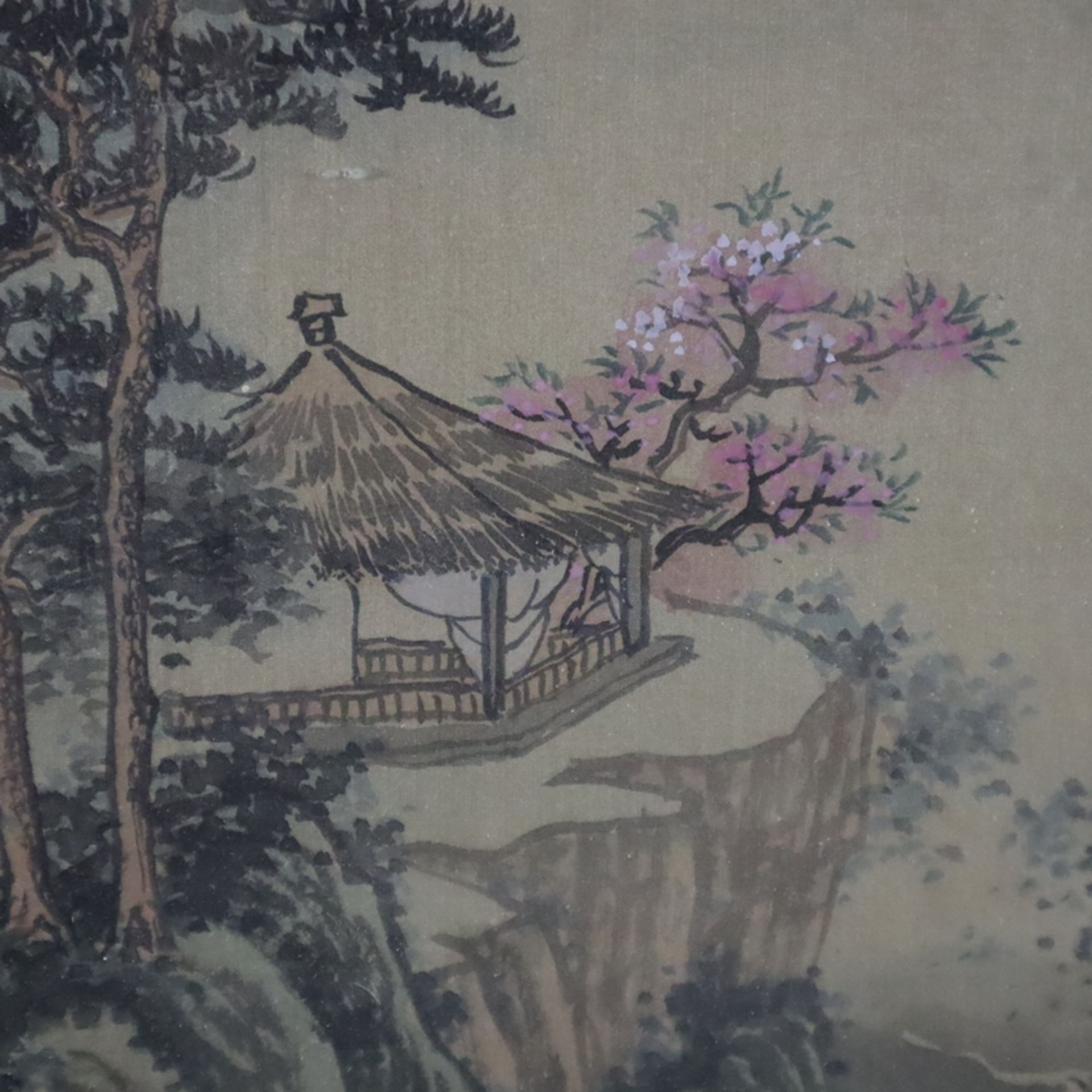 Chinesisches Rollbild - Gebirgslandschaft mit Aussichtspavillon, Tusche und leichte Farben auf Seid - Bild 4 aus 7