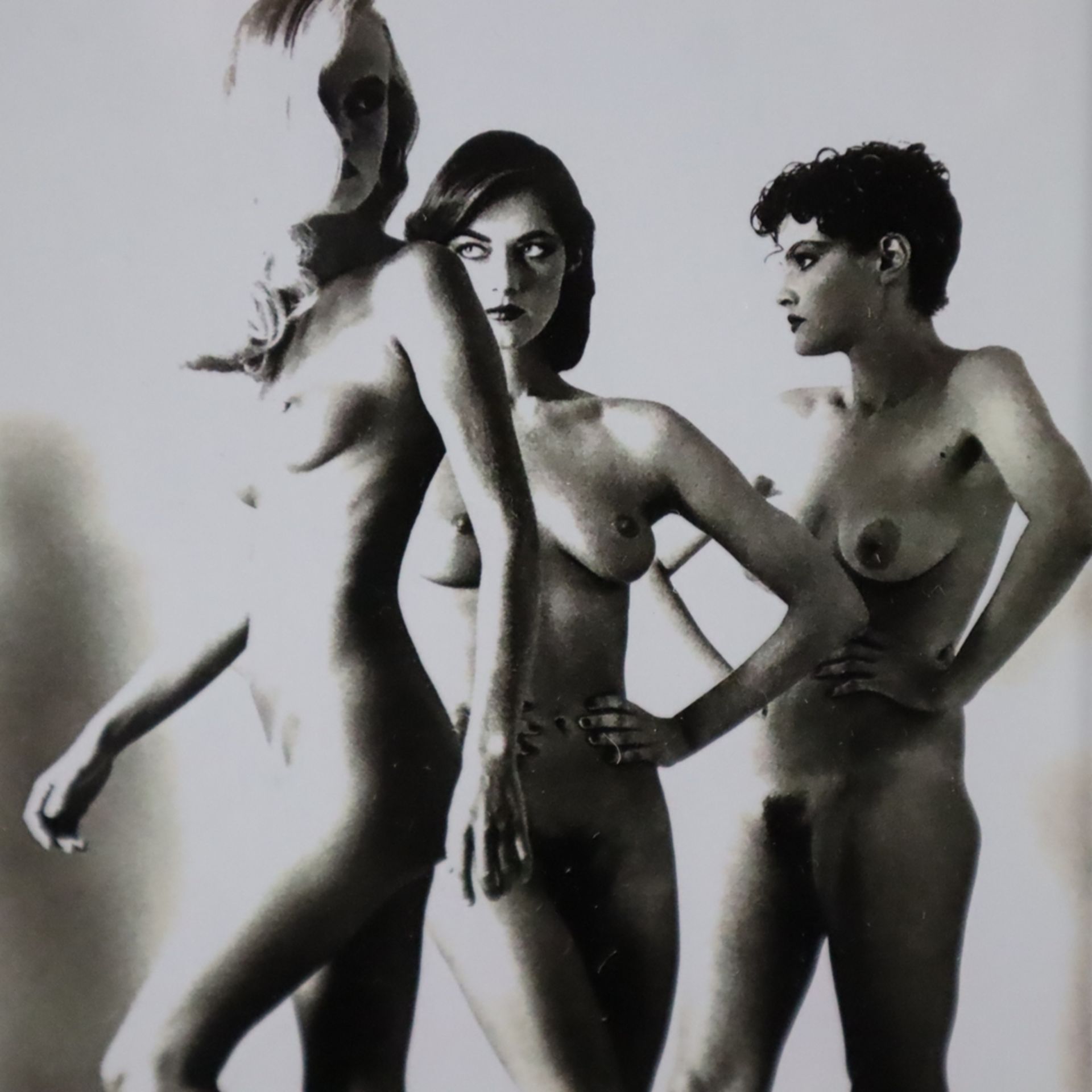 Newton, Helmut (Berlin 1920 - Los Angeles 2004) - "Walking women", Paris 1980, Offsetdruck, mit PP - Image 2 of 4