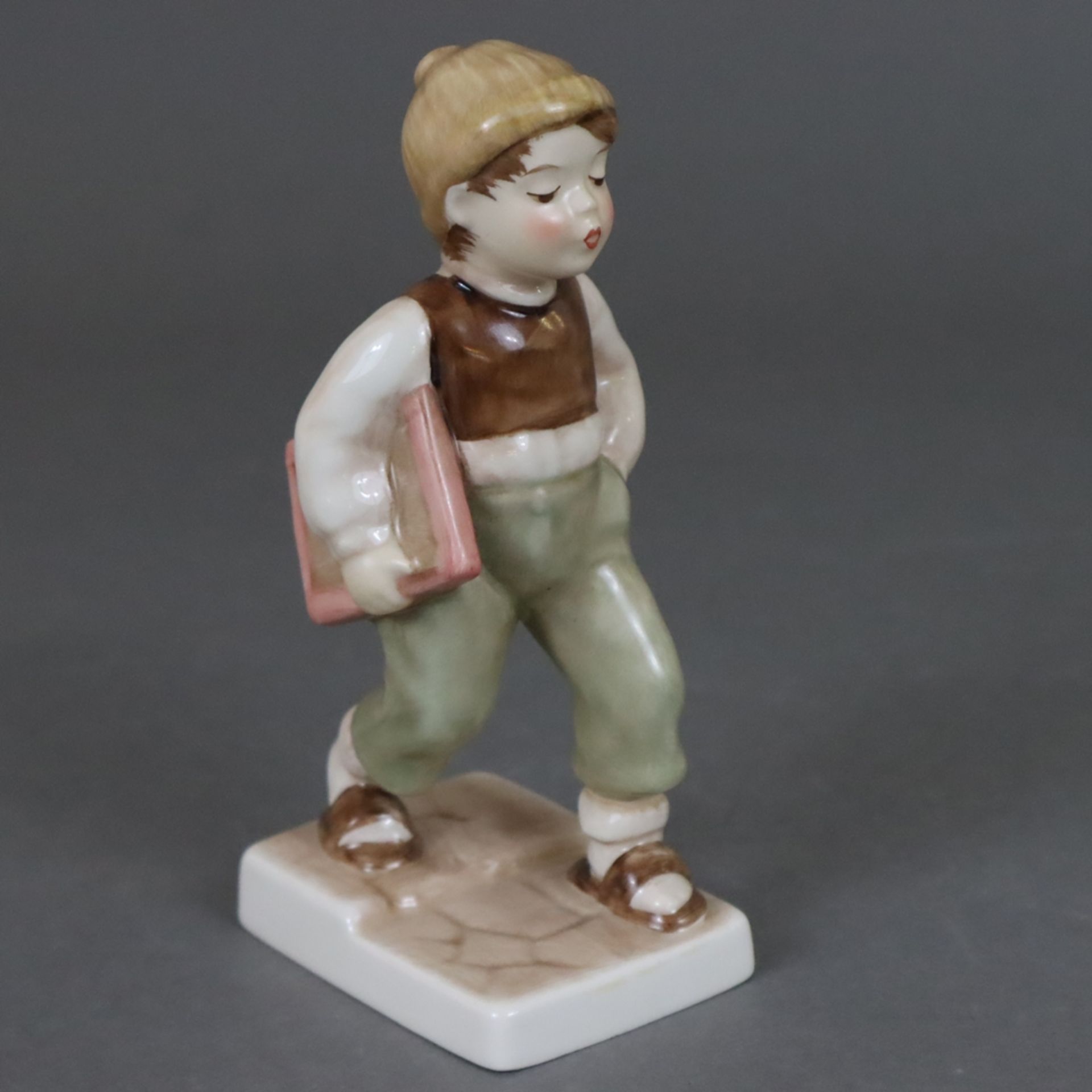 Drei Kinderfiguren - Goebel, Keramik, polychrom gefasst, 1x Mädchen mit Büchern, Mod.Nr. 10 752 11, - Bild 3 aus 8