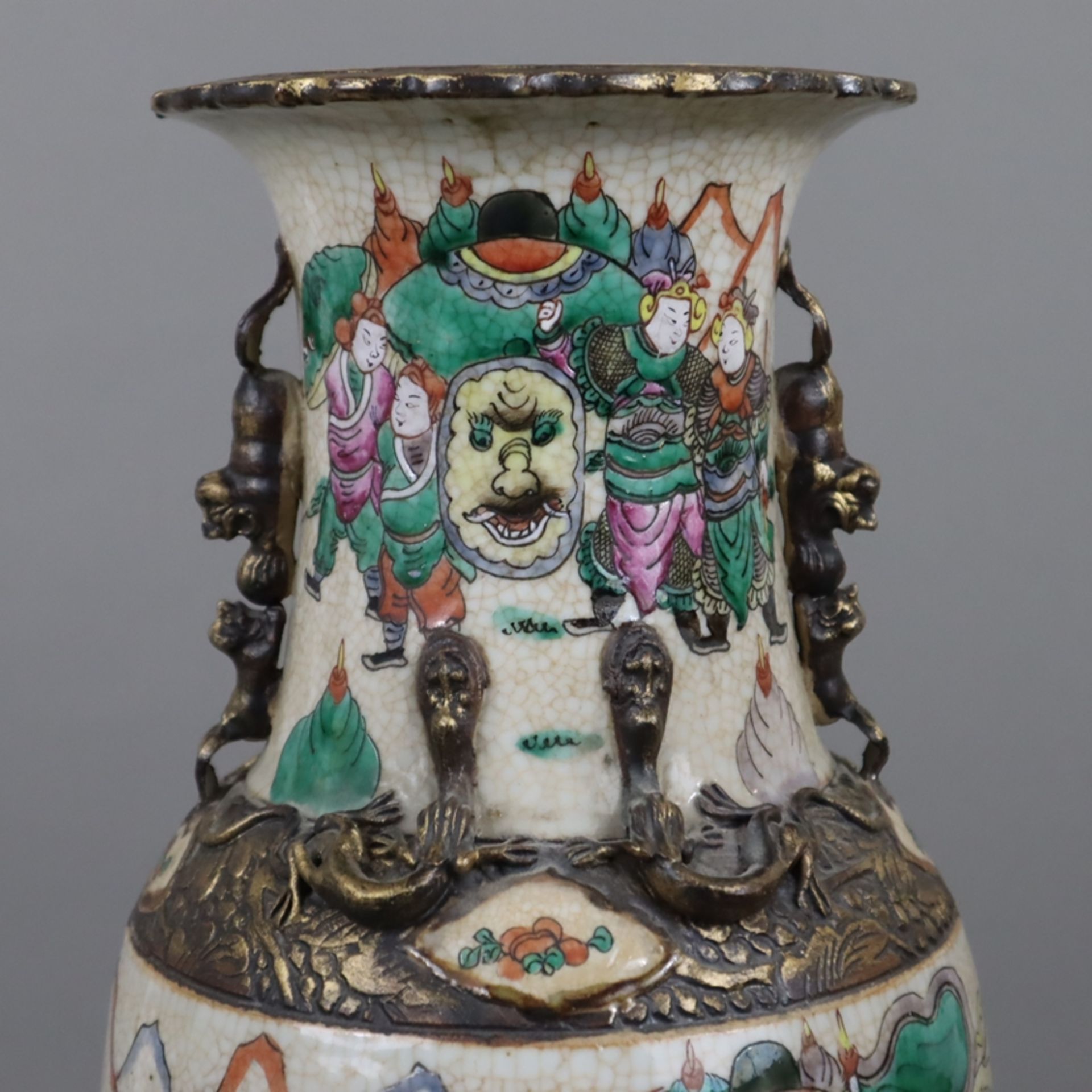 Balustervase auf Holzstand - China, gräuliche bzw. bräunliche Glasur mit feinem Craquelé, polychrom - Bild 3 aus 16