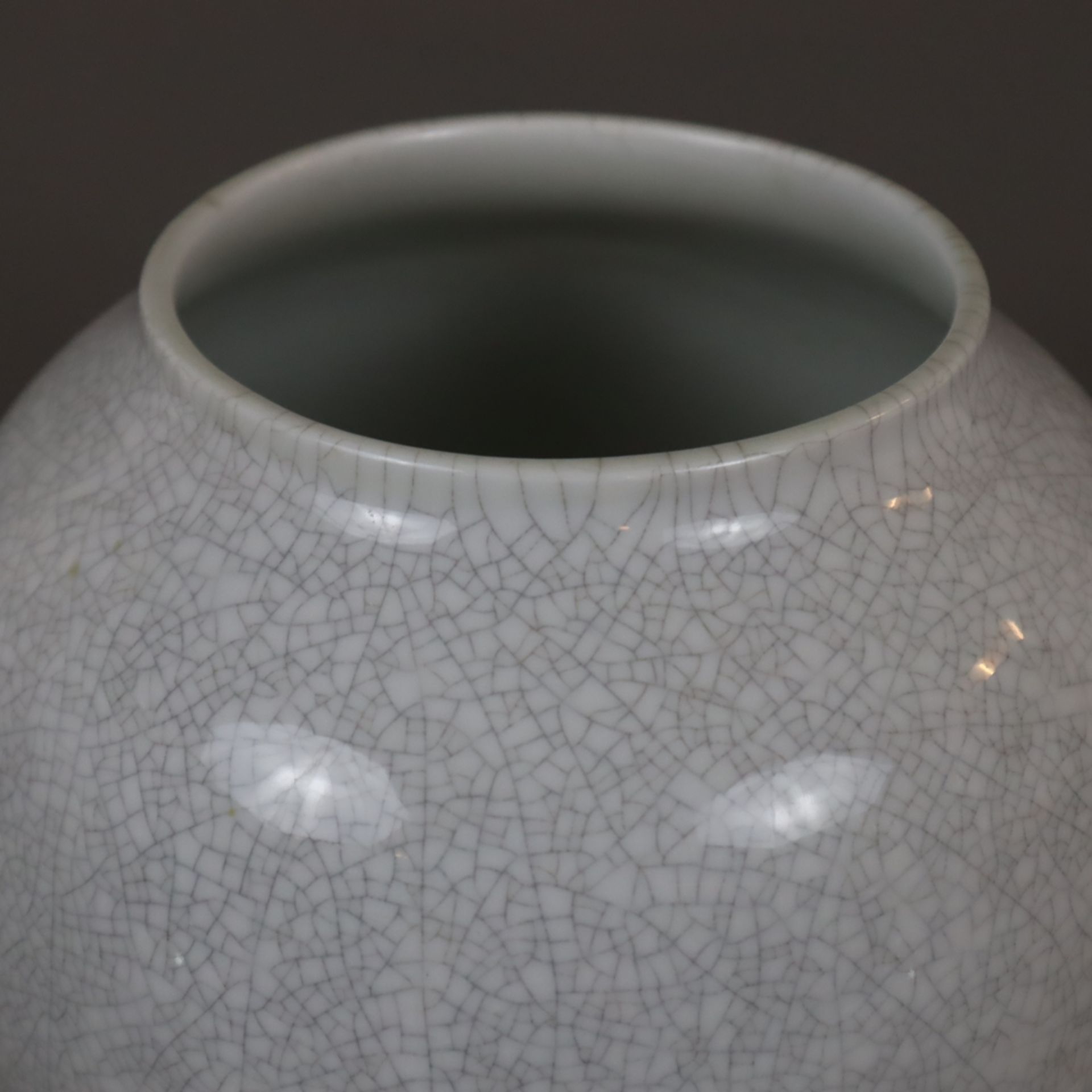 Vase - KPM Berlin, Entwurf: Trude Petri (1906 Hamburg-Vancouver 1968), Porzellan, gräulich glasiert - Image 2 of 7