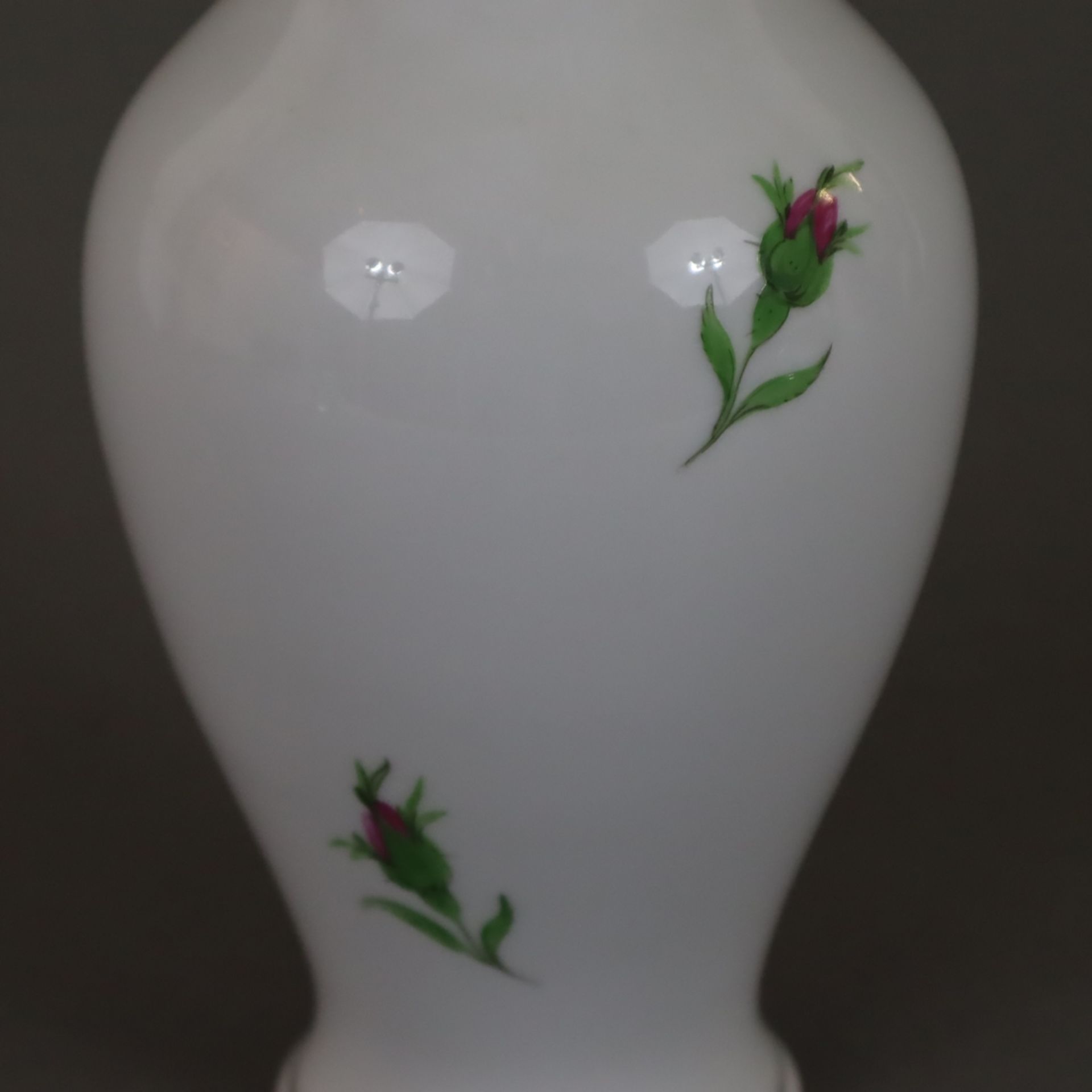 Vase - Meissen, 20.Jh., Dekor "Rote Rose", Porzellan, Balusterform, polychrome florale Bemalung, Go - Image 5 of 8