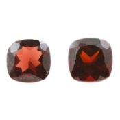 Zwei lose Granate - Kissen-Schliff, rot, 3.60ct., Maße 7,03-6,93 x4,66mm, Wertgutachten AIG Mailand