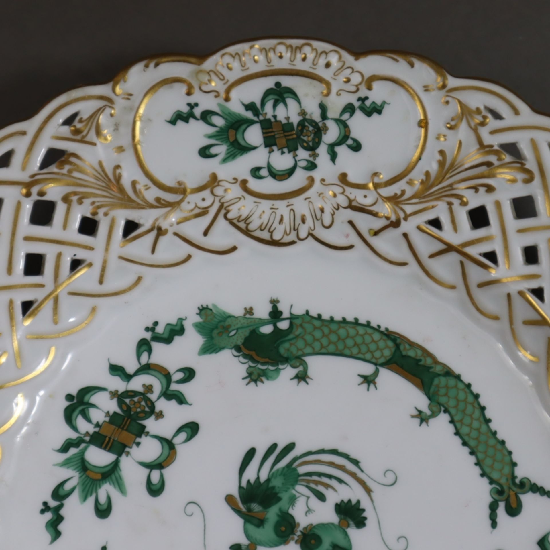 Durchbruchteller - Meissen, um 1900, Porzellan, Dekor "Grüner Hofdrache", Goldstaffage, durchbroche - Image 4 of 7