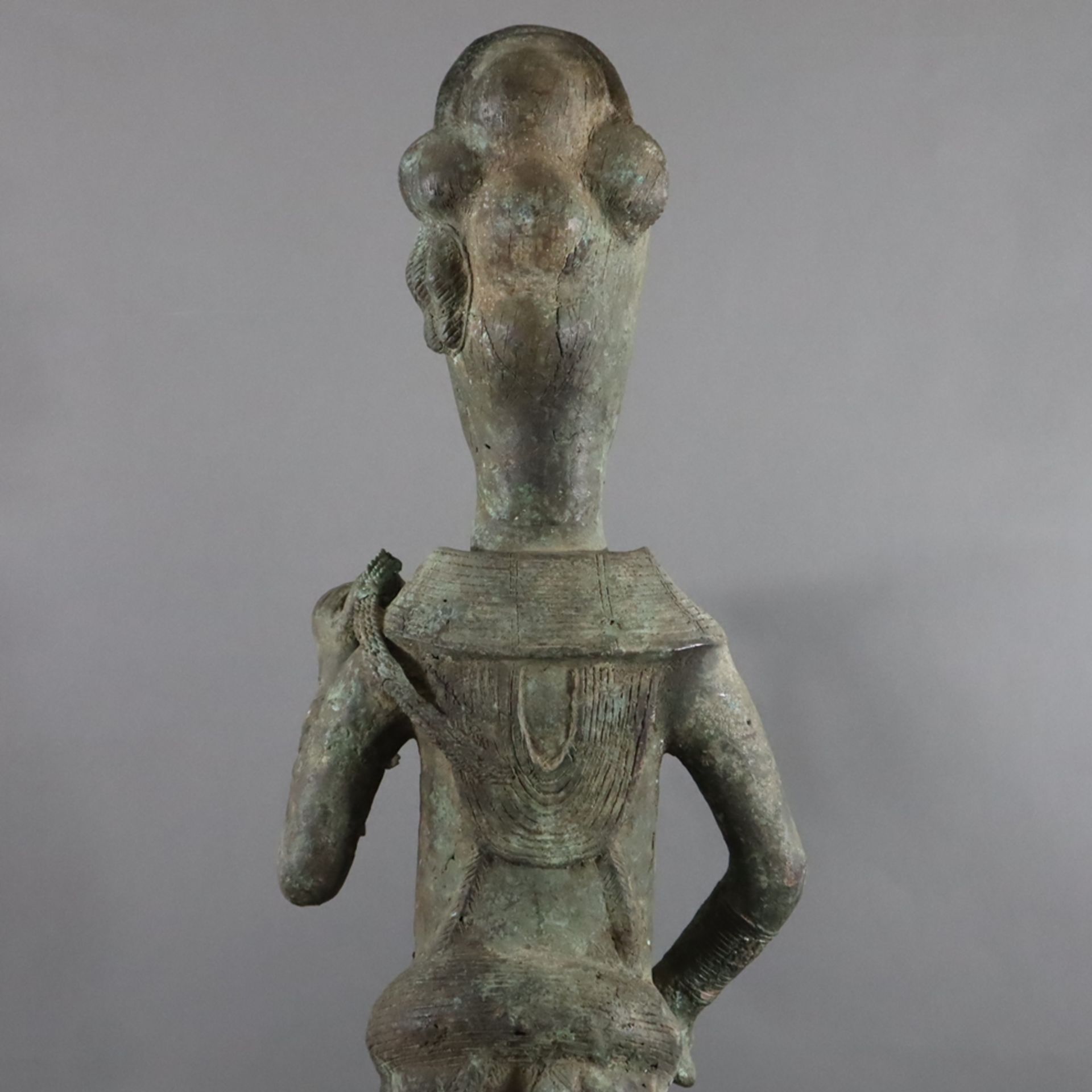 Kriegerfigur - Bronzeskulptur auf teils durchbrochenem Rundsockel, wohl Yoruba/Nigeria, nach 1900,  - Bild 9 aus 10