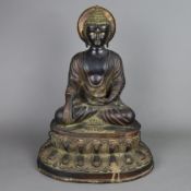 Bronzefigur des Buddha Shakyamuni - mit Vergoldung, auf doppeltem Lotosthron sitzend, in der linken