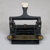 Papierlocher - F. Soennecken, Bonn, Metall, schwarz gefasst mit Jugendstil-Golddekor, Alters- bzw. 