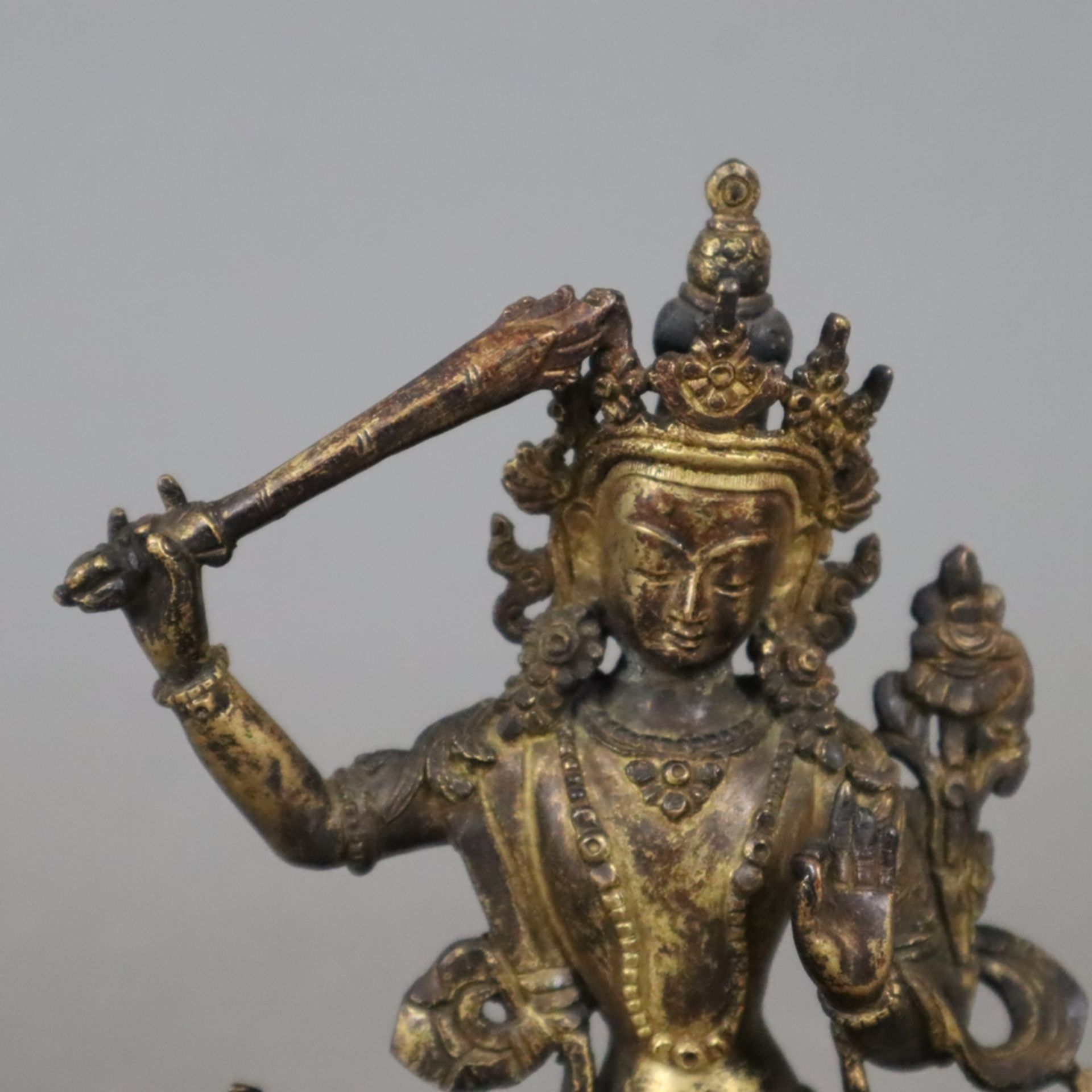 Bodhisattva Manjushri - Nepal, Gelbbronze, Reste von Vergoldung, der Bodhisattva der Weisheit in Va - Bild 3 aus 8