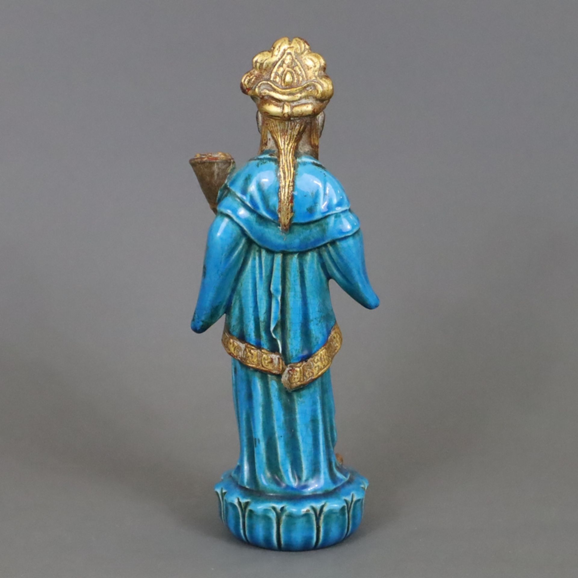 Unsterblicher mit Füllhorn - China, Porzellan, Gewand und Lotossockel mit türkisblauer Glasur, Verg - Bild 2 aus 9